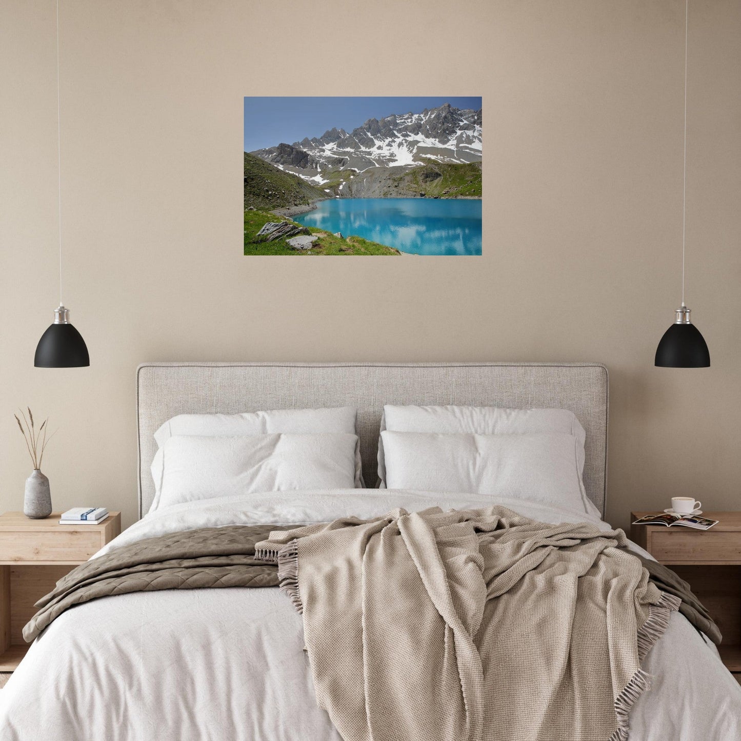 Tableau photo du Lac Sainte-Anne au pied de la Font Sancte sur aluminium Dibond mat, présenté dans un espace de travail