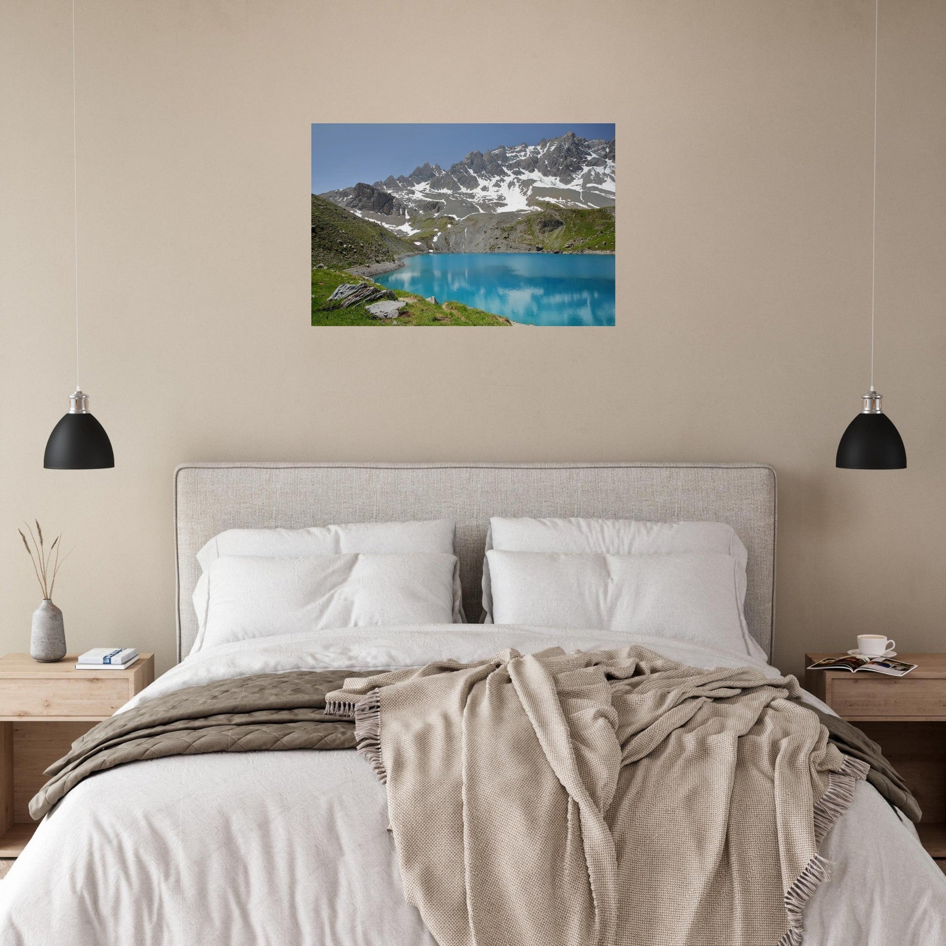 Tableau photo du Lac Sainte-Anne au pied de la Font Sancte sur aluminium Dibond mat, présenté dans un espace de travail