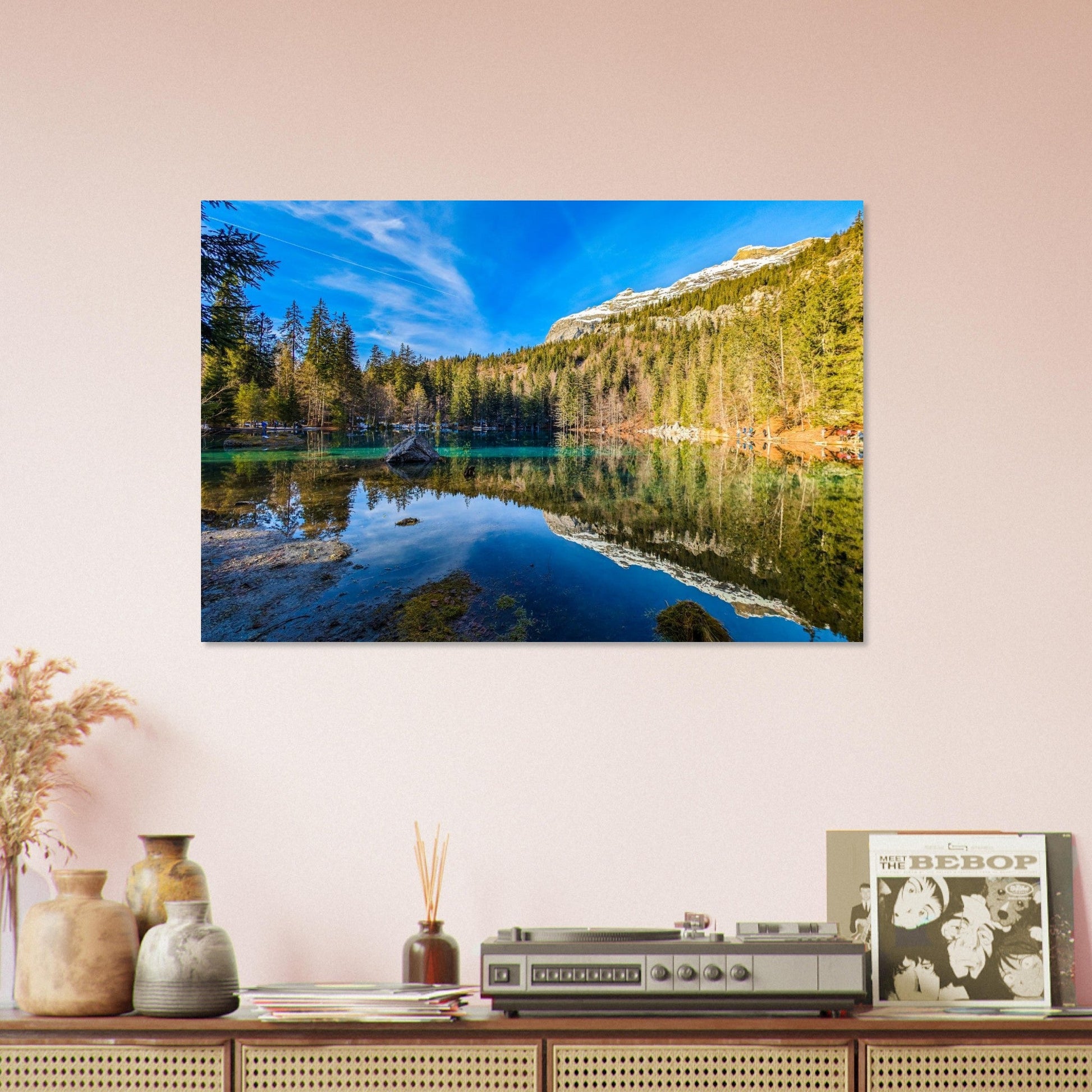 Tableau photo du lac Vert au pied du massif des Fiz sur aluminium Dibond mat, présenté dans un espace de travail