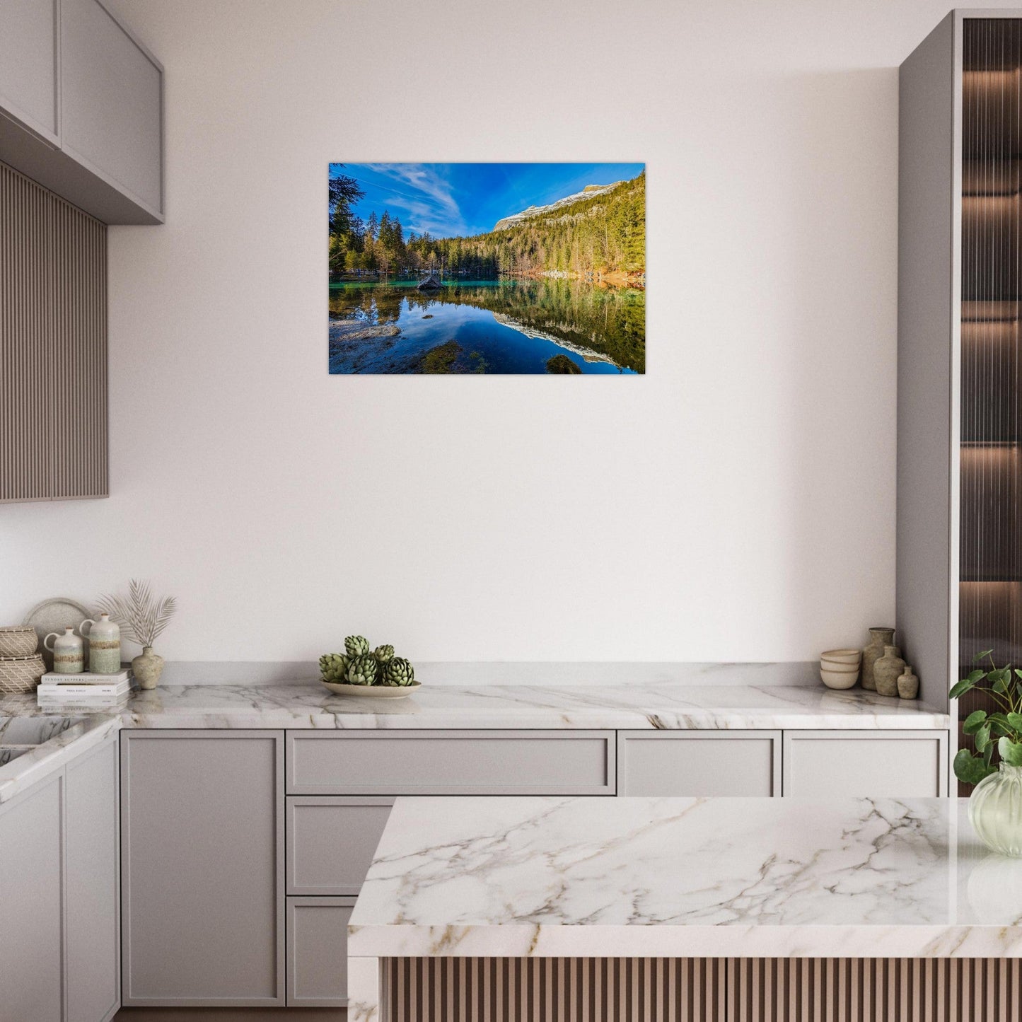 Tableau photo du lac Vert au pied du massif des Fiz sur aluminium Dibond mat, présenté dans un espace de vie