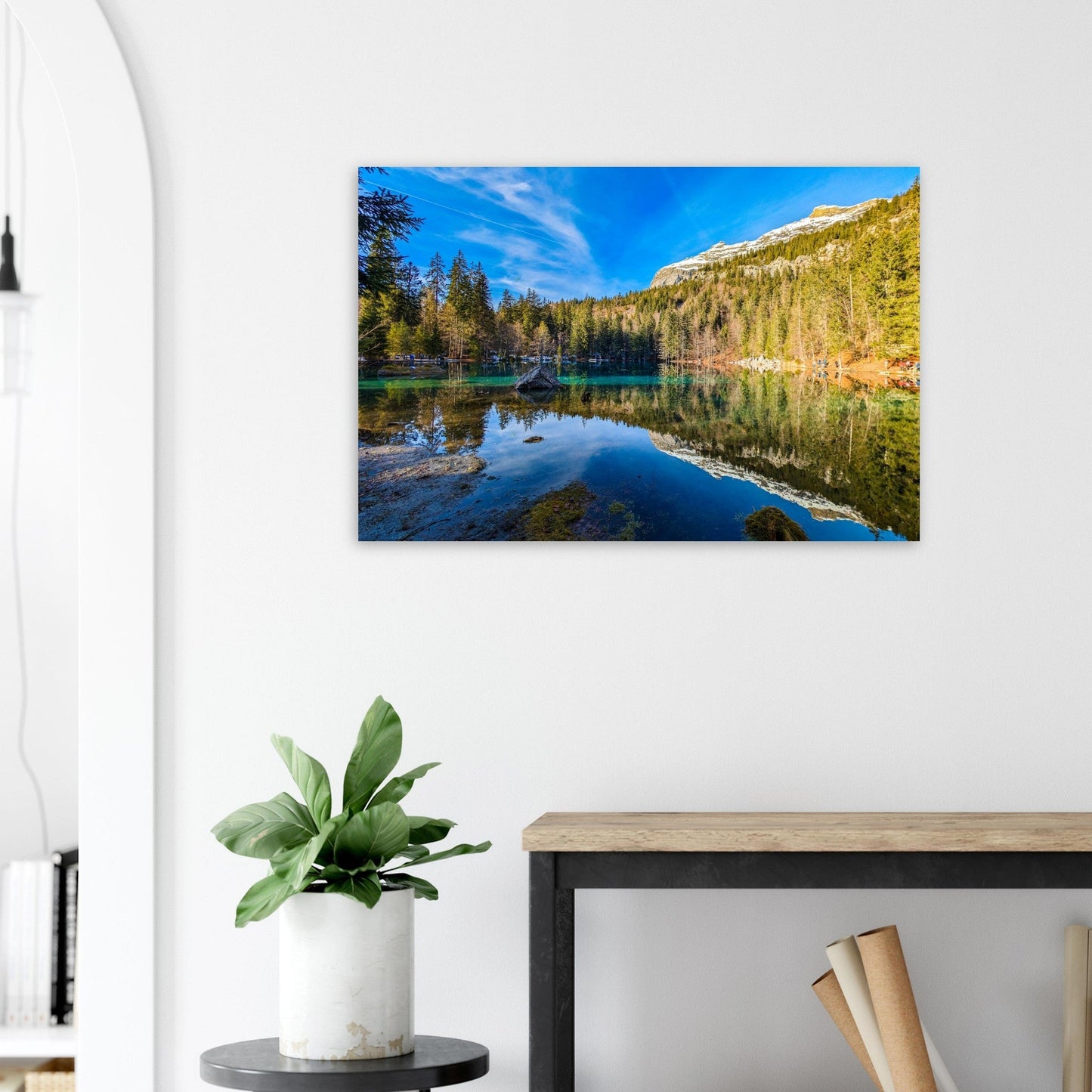 Tableau photo du lac Vert au pied du massif des Fiz sur aluminium Dibond mat, mis en scène dans une cuisine moderne