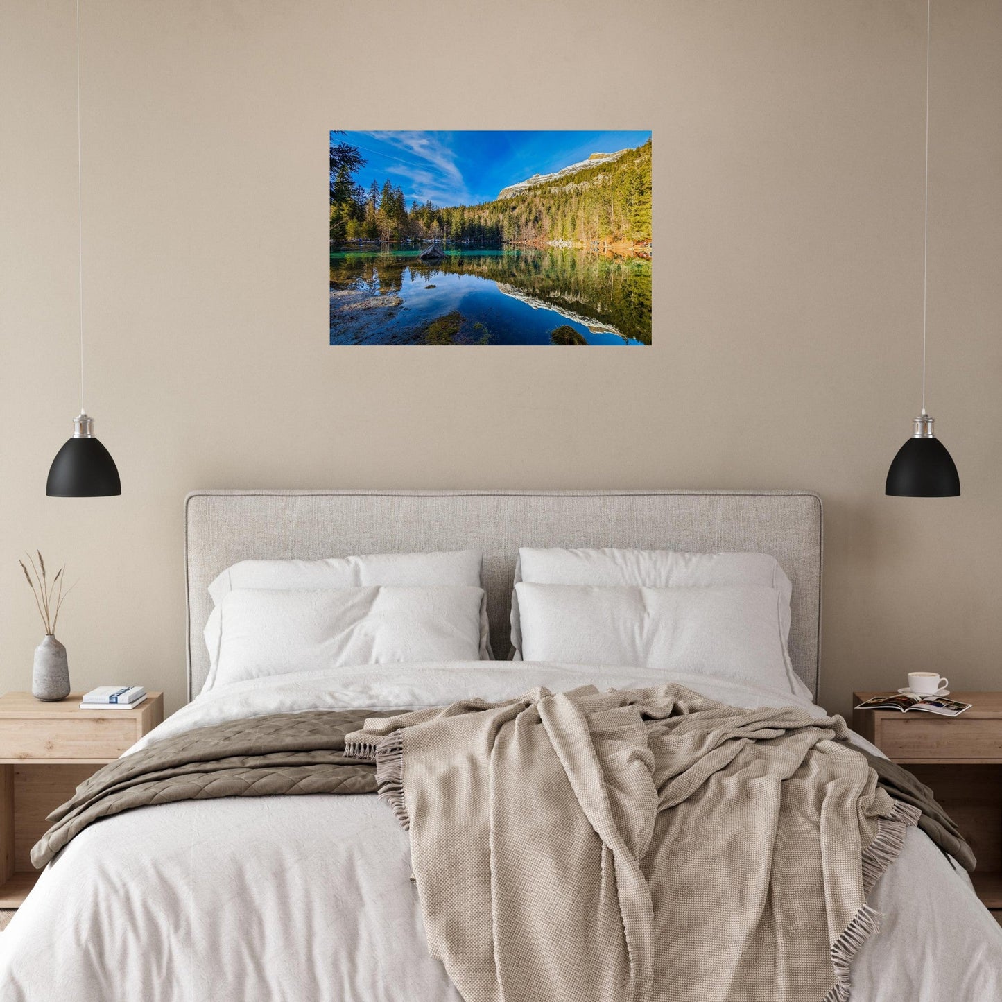 Tableau photo du lac Vert au pied du massif des Fiz sur aluminium Dibond mat, accroché sur un mur clair