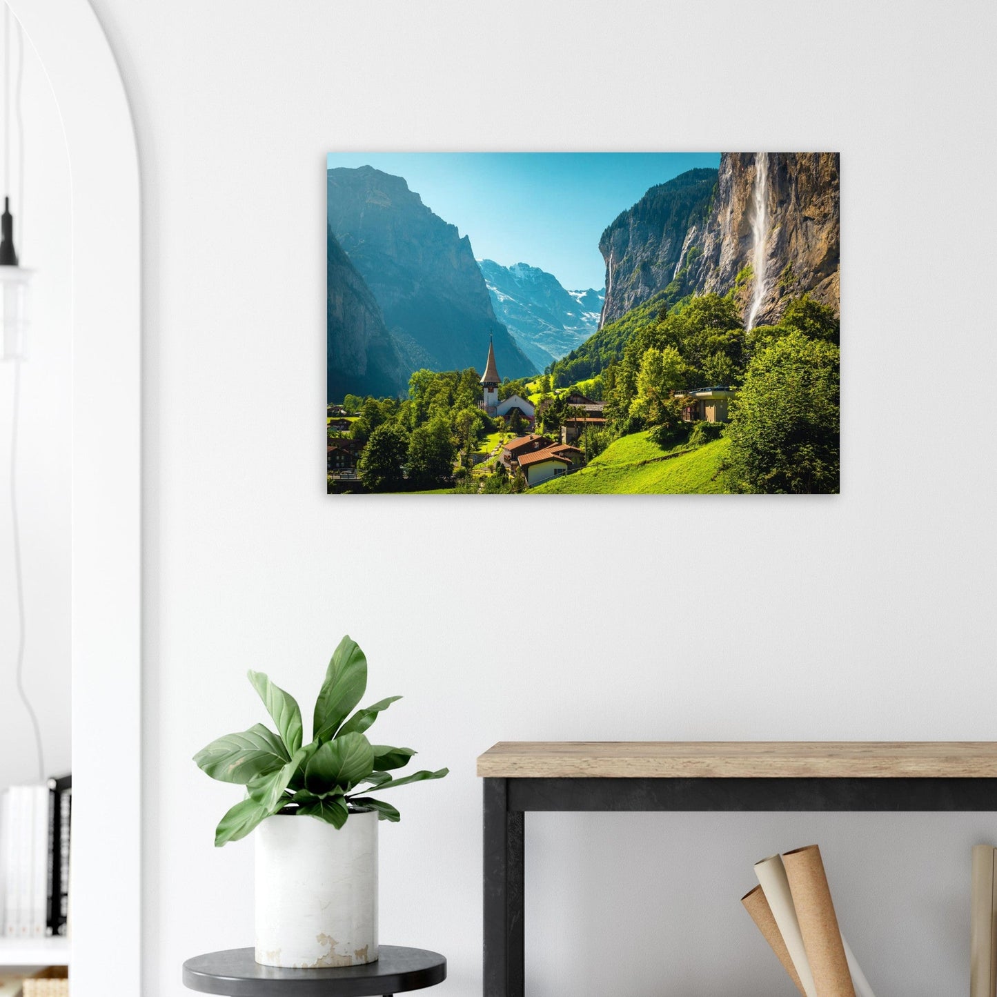 Tableau photo du Lauterbrunnen et la cascade de Staubbach sur aluminium Dibond mat, présenté dans un espace de travail