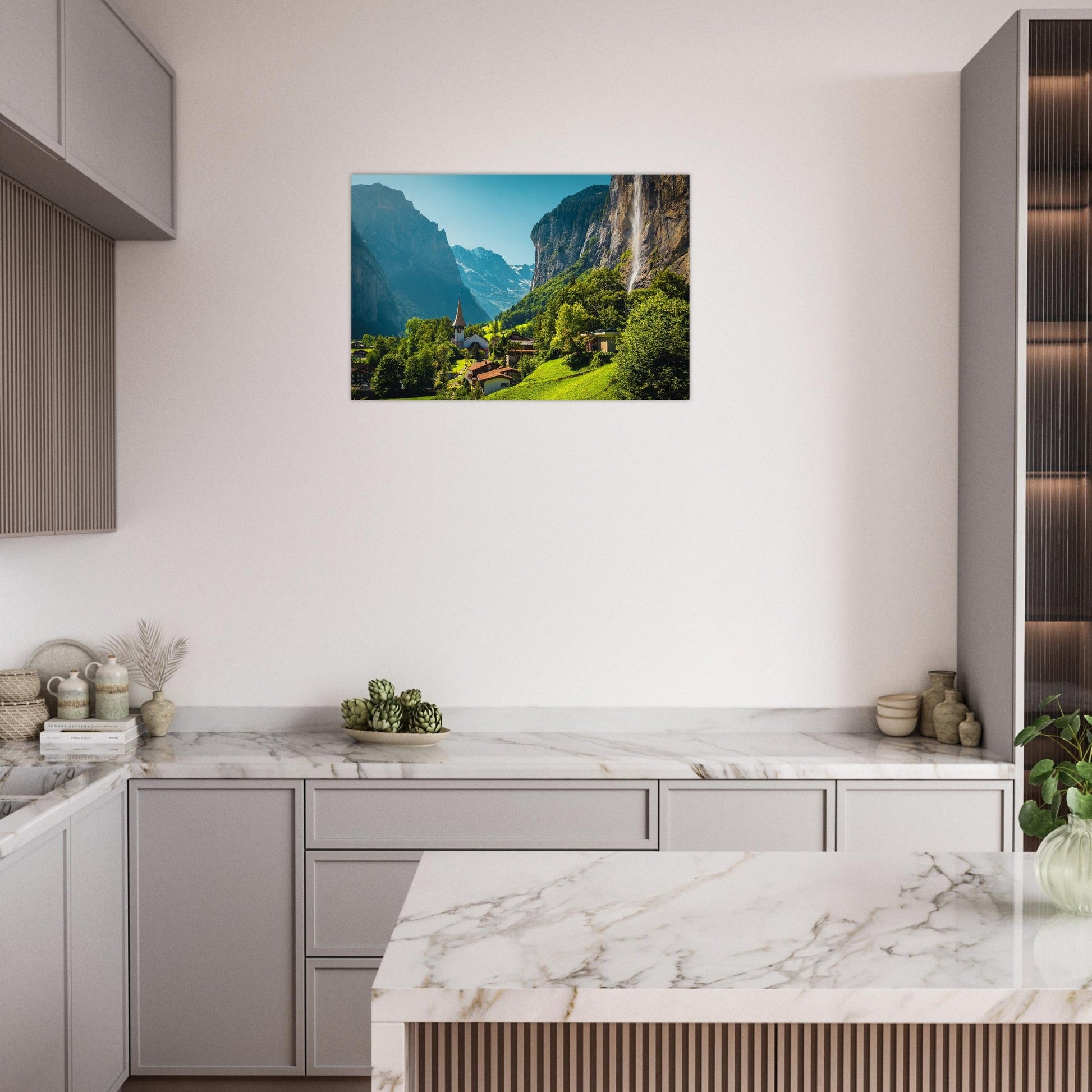 Tableau photo du Lauterbrunnen et la cascade de Staubbach sur aluminium Dibond mat, accroché sur un mur clair