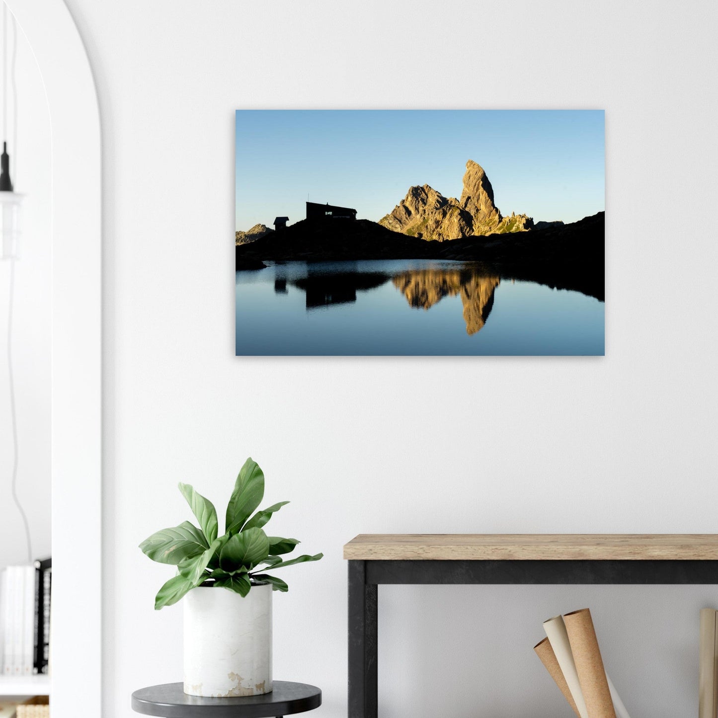 Tableau photo du Lever de soleil au lac de Presset et à la Pierra Menta sur aluminium Dibond mat, présenté dans un espace de vie