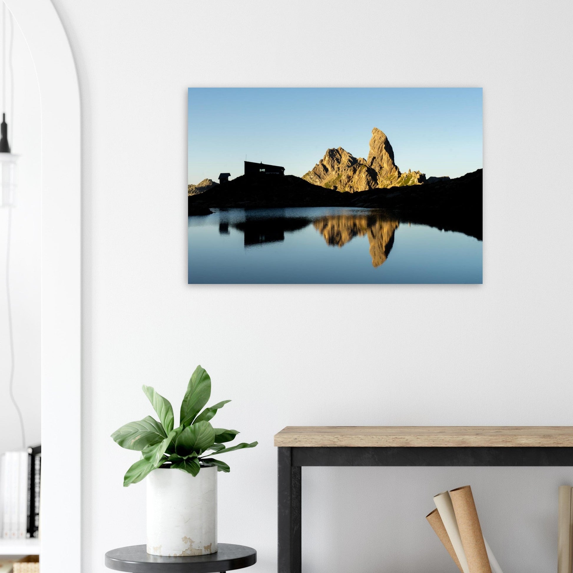 Tableau photo du Lever de soleil au lac de Presset et à la Pierra Menta sur aluminium Dibond mat, présenté dans un espace de vie