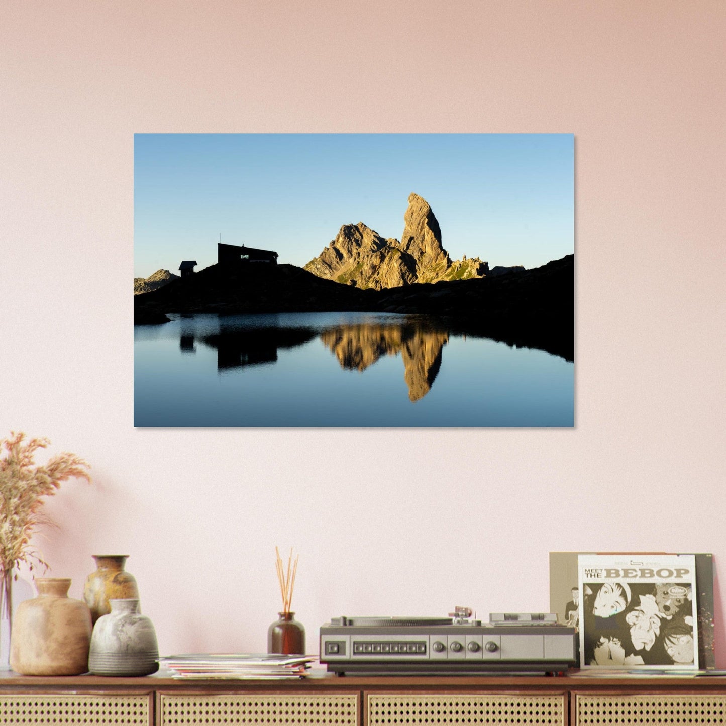 Tableau photo du Lever de soleil au lac de Presset et à la Pierra Menta sur aluminium Dibond mat, présenté dans un intérieur