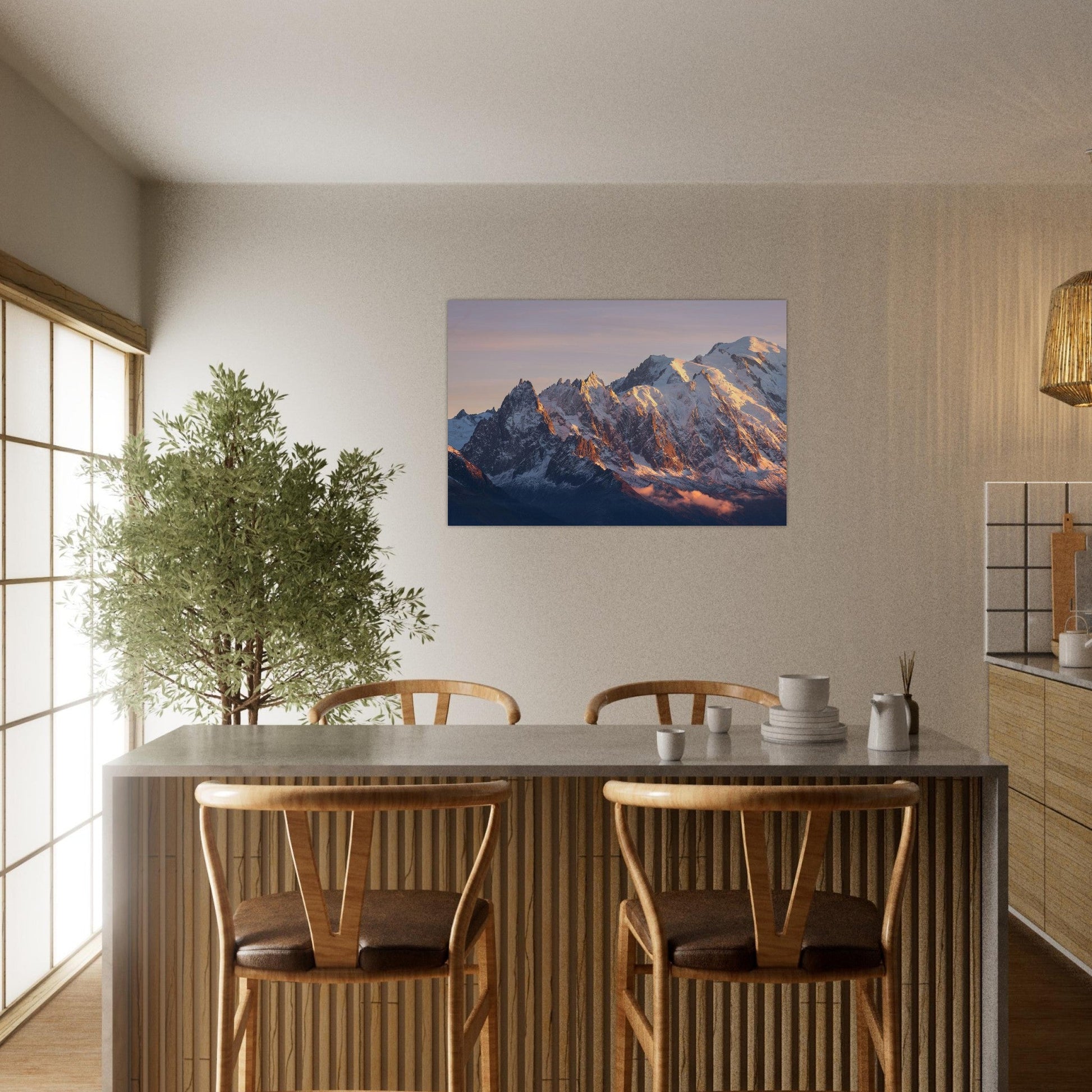 Tableau photo du Mont-Blanc au coucher du soleil en automne sur aluminium Dibond mat, mis en scène dans une cuisine moderne
