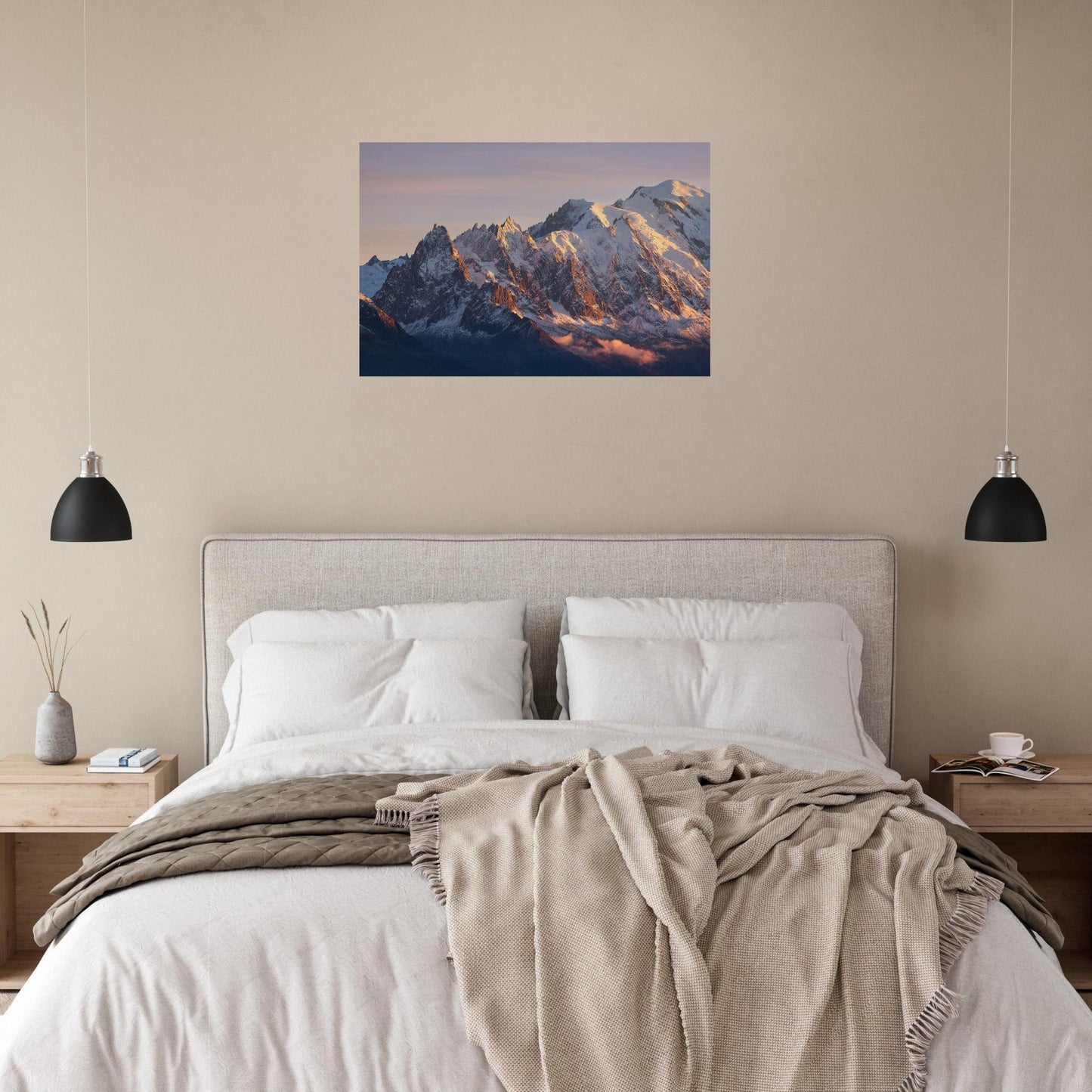 Tableau photo du Mont-Blanc au coucher du soleil en automne sur aluminium Dibond mat, présenté dans un espace de vie