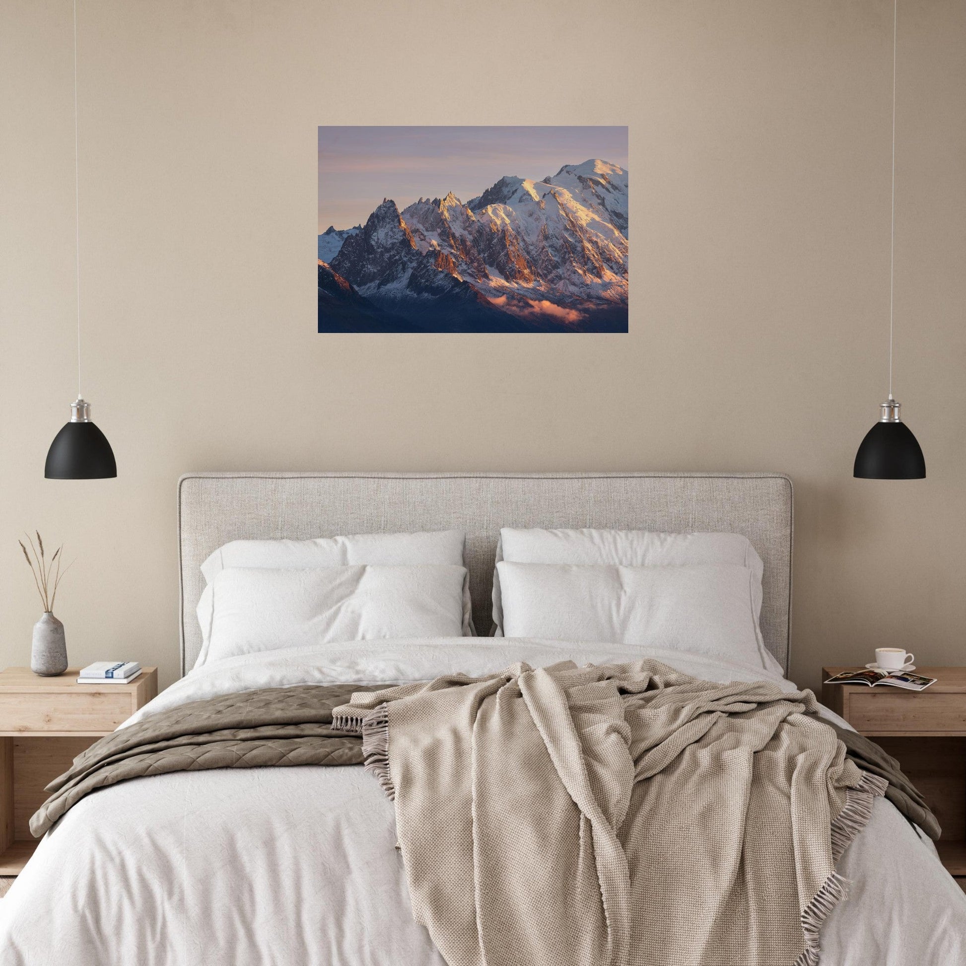Tableau photo du Mont-Blanc au coucher du soleil en automne sur aluminium Dibond mat, présenté dans un espace de vie
