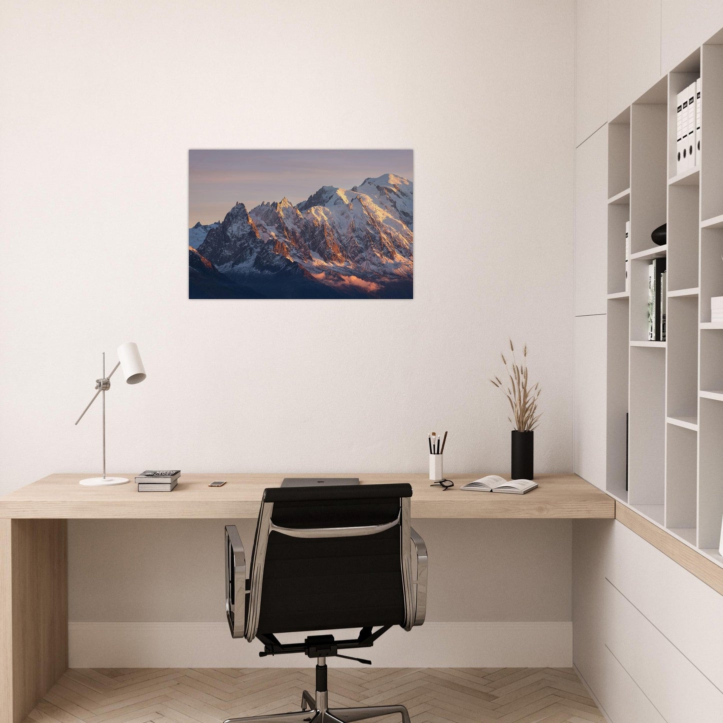 Tableau photo du Mont-Blanc au coucher du soleil en automne sur aluminium Dibond mat, présenté dans un espace de travail
