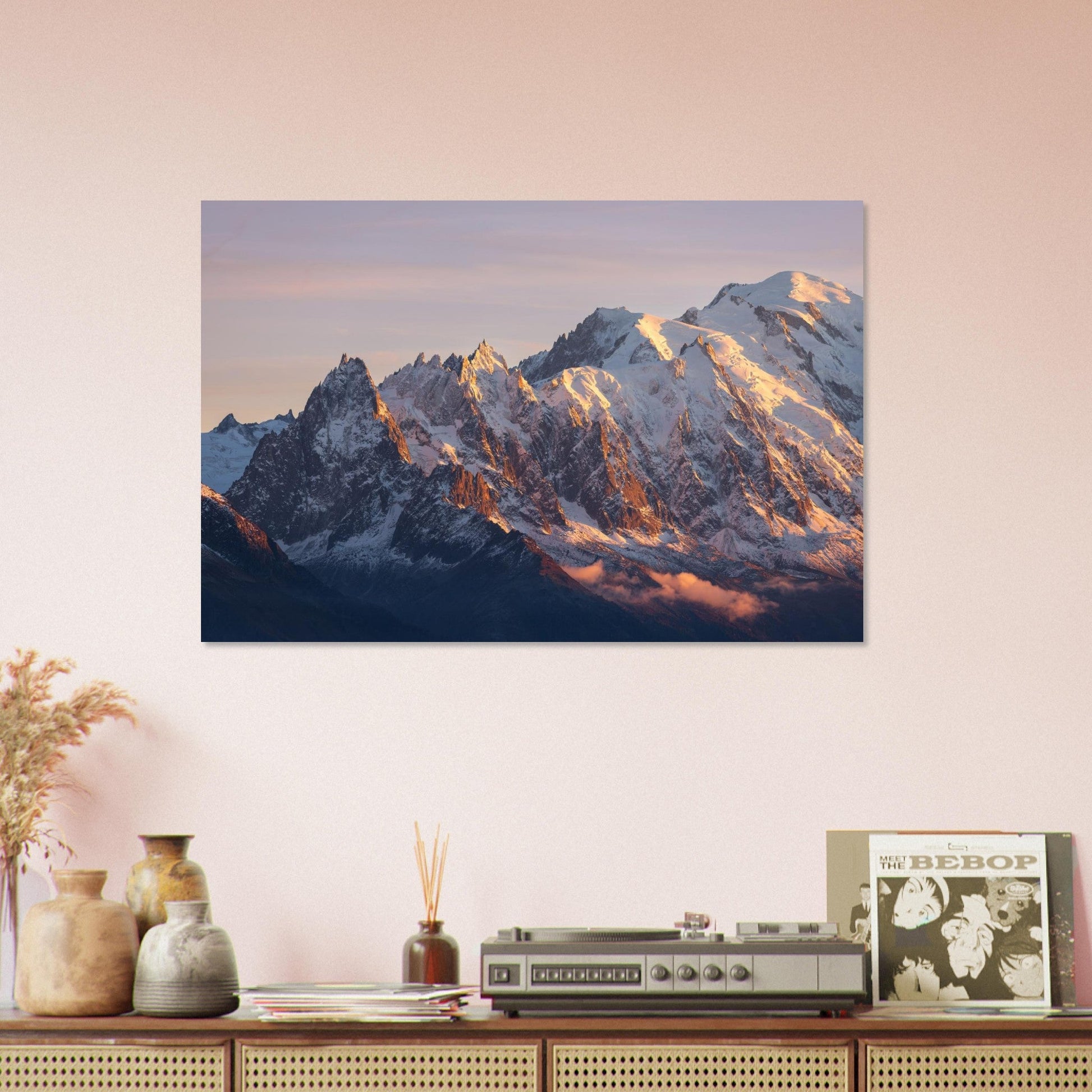 Tableau photo du Mont-Blanc au coucher du soleil en automne sur aluminium Dibond mat, accroché sur un mur clair