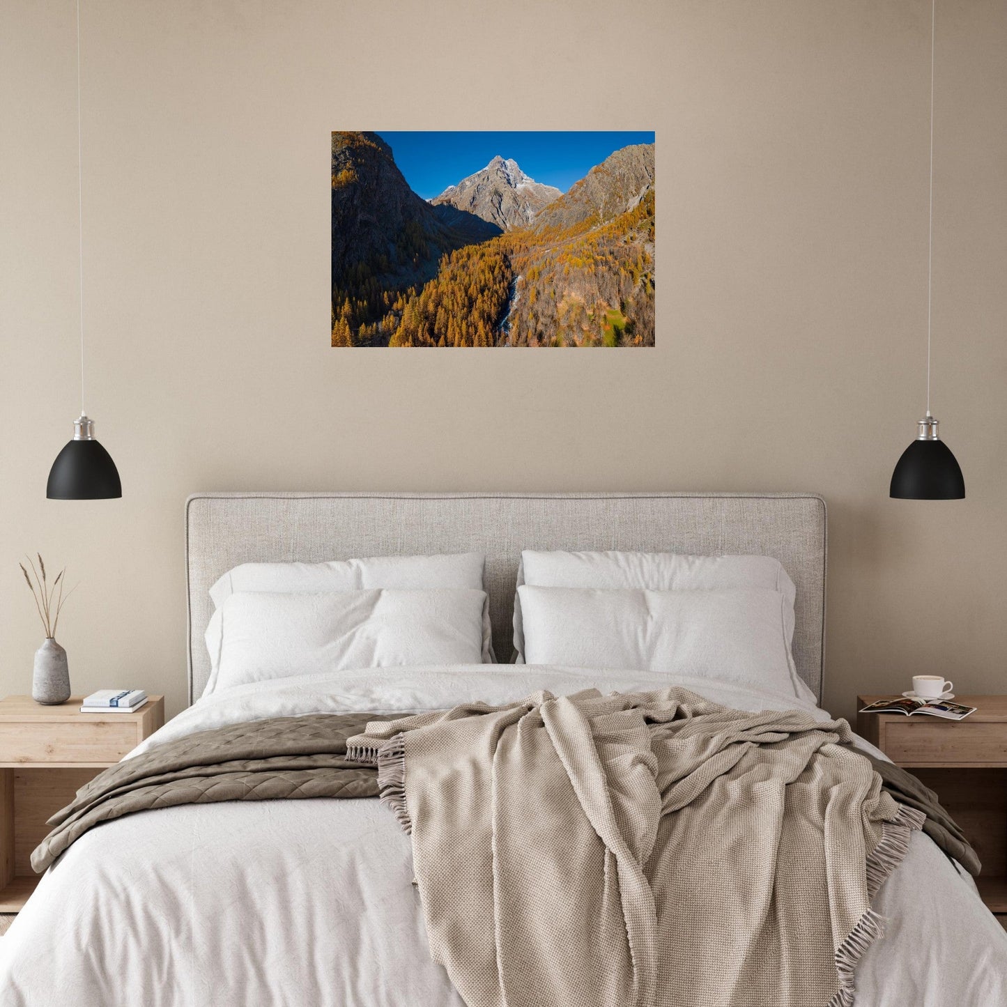 Tableau photo du Mont Pelvoux et mélèzes dorés dans les Écrins sur aluminium Dibond mat, exposé dans une chambre