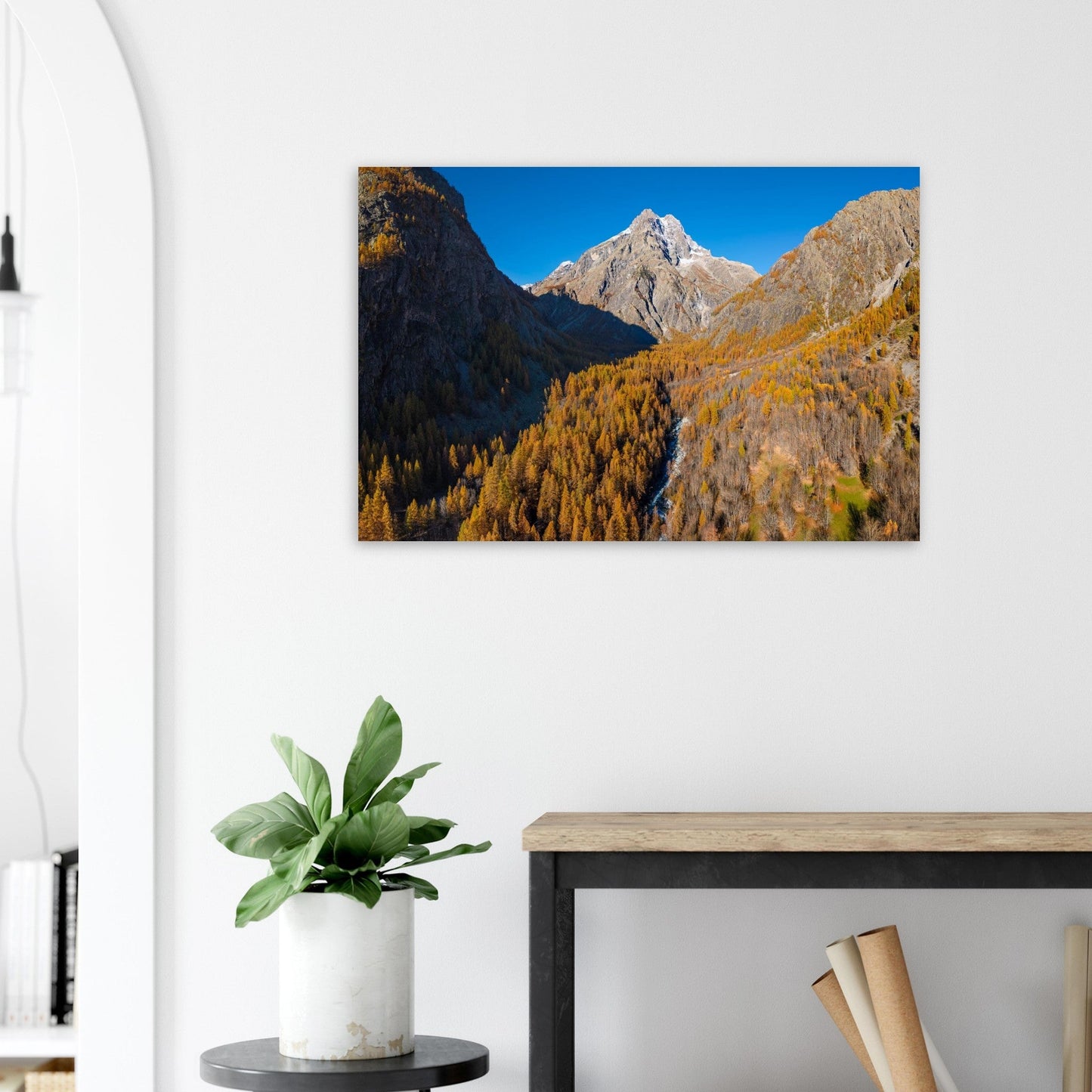 Tableau photo du Mont Pelvoux et mélèzes dorés dans les Écrins sur aluminium Dibond mat, accroché sur un mur clair