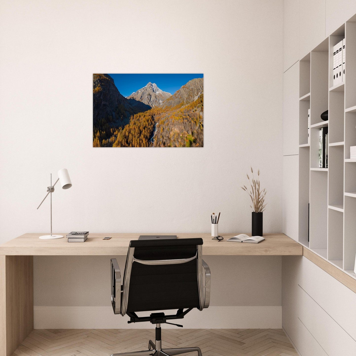 Tableau photo du Mont Pelvoux et mélèzes dorés dans les Écrins sur aluminium Dibond mat, présenté dans un espace de vie