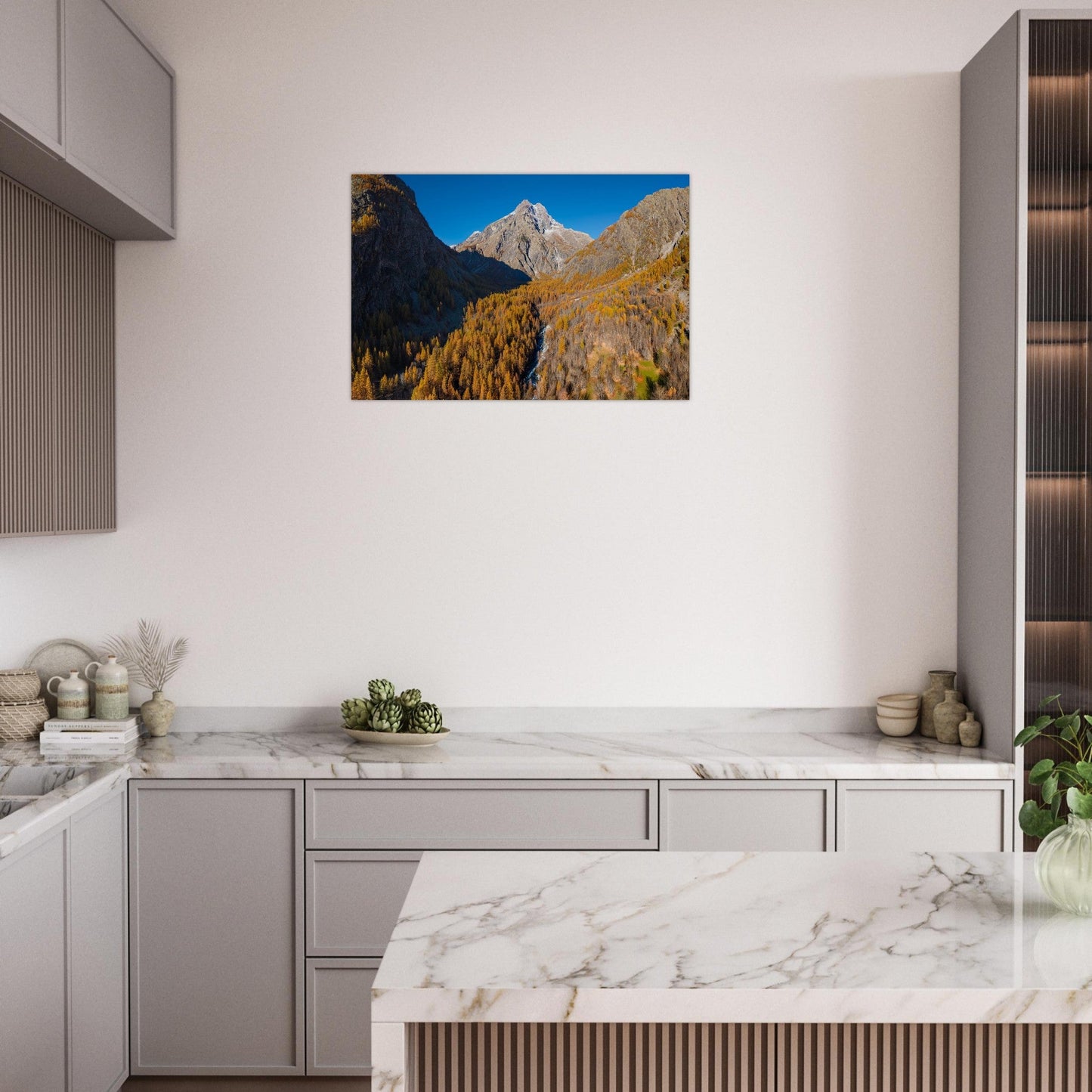 Tableau photo du Mont Pelvoux et mélèzes dorés dans les Écrins sur aluminium Dibond mat, mis en scène dans une cuisine moderne