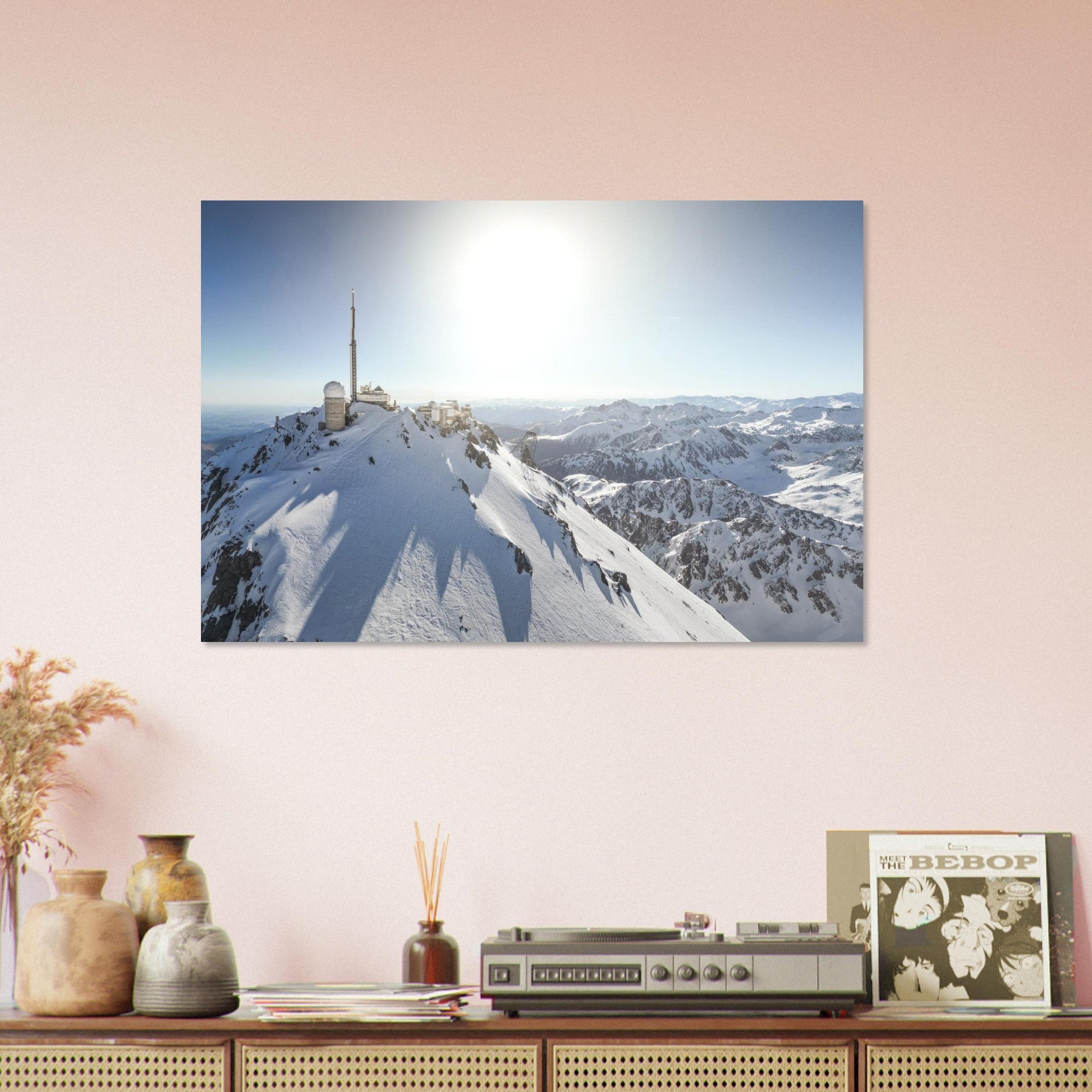 Tableau photo du Pic du Midi de Bigorre vu du ciel en hiver sur aluminium Dibond mat, mis en scène dans une cuisine moderne