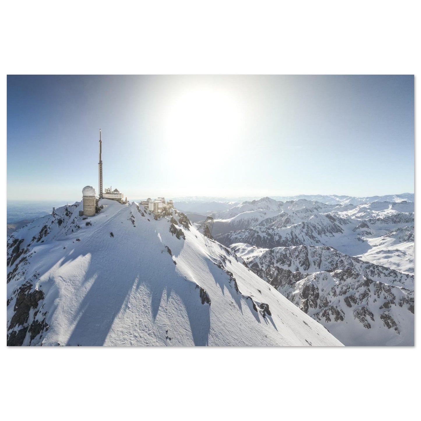 Tableau photo du Pic du Midi de Bigorre vu du ciel en hiver sur aluminium Dibond mat, format 60 × 90 cm