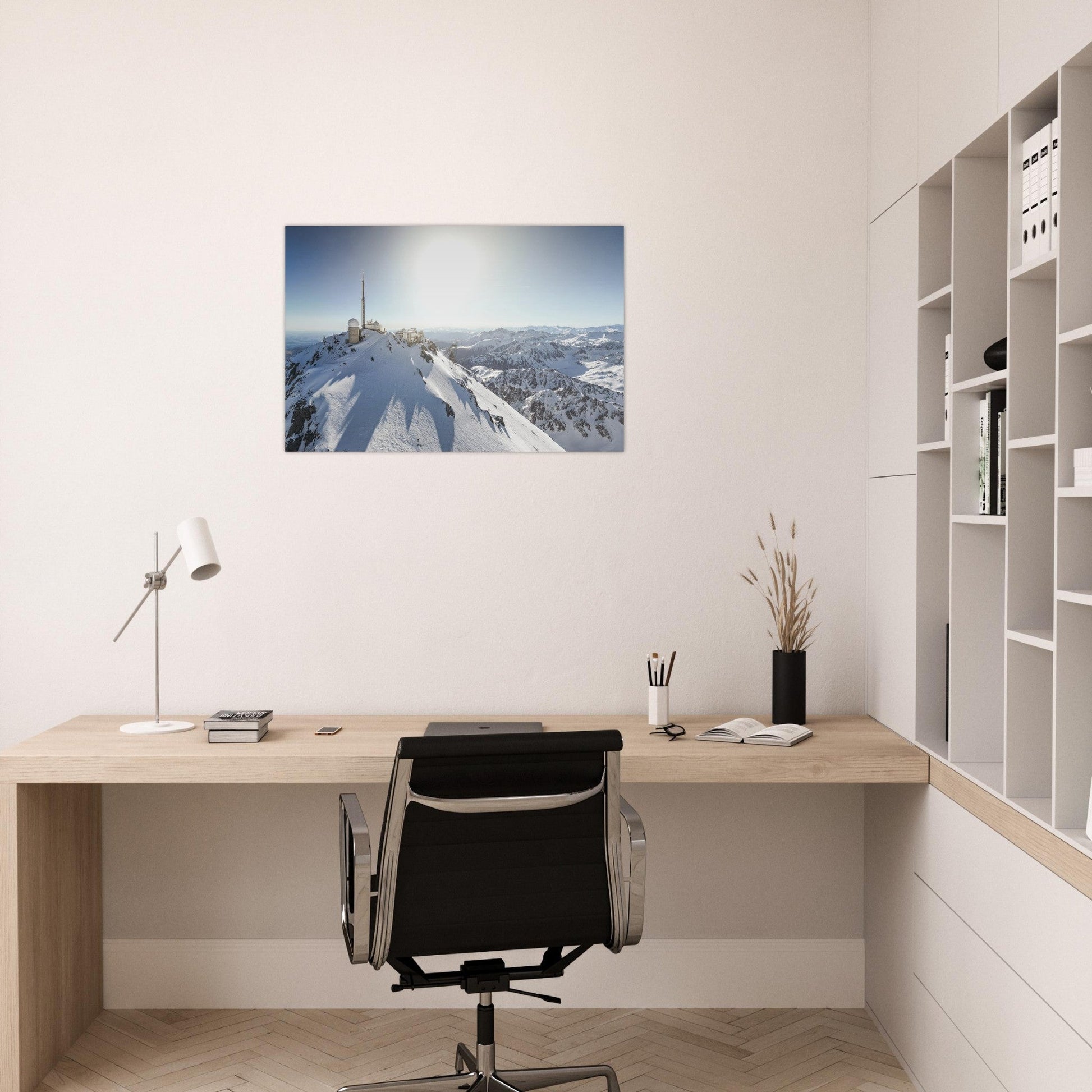 Tableau photo du Pic du Midi de Bigorre vu du ciel en hiver sur aluminium Dibond mat, présenté dans un espace de vie