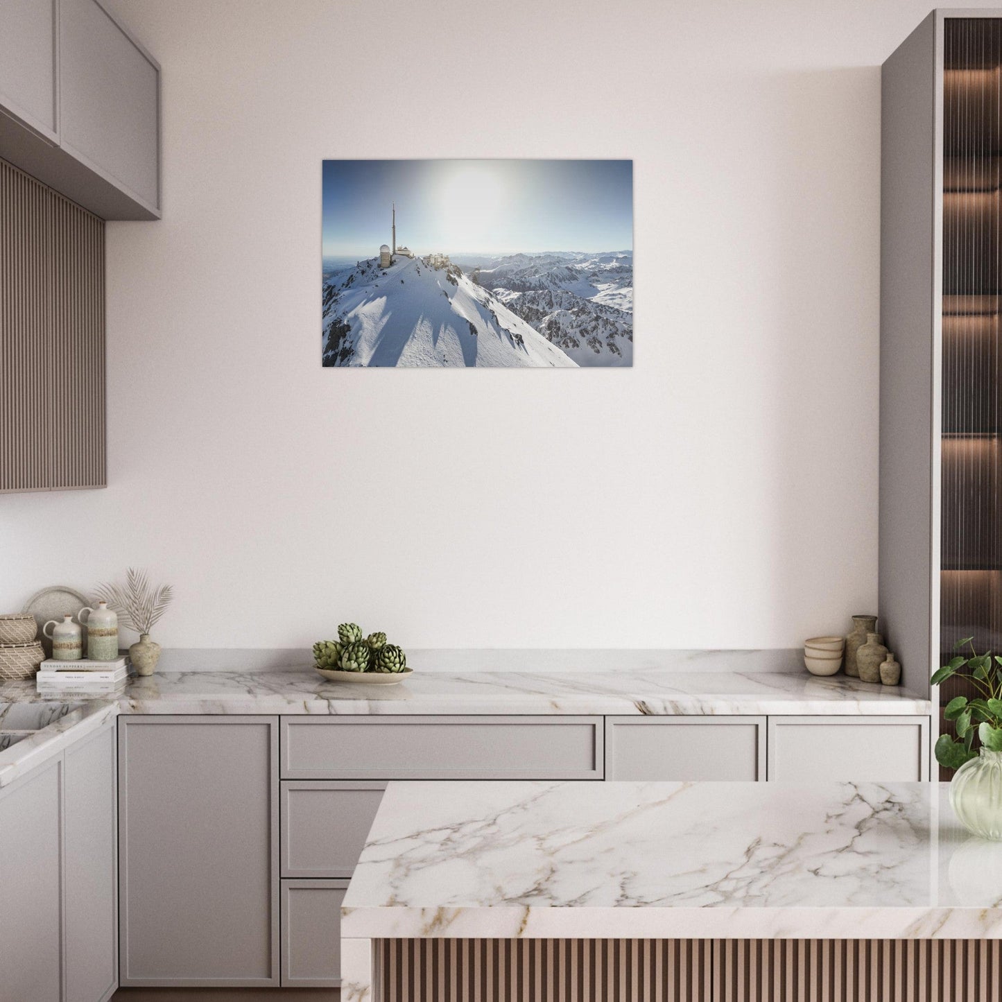 Tableau photo du Pic du Midi de Bigorre vu du ciel en hiver sur aluminium Dibond mat, présenté dans un espace de travail