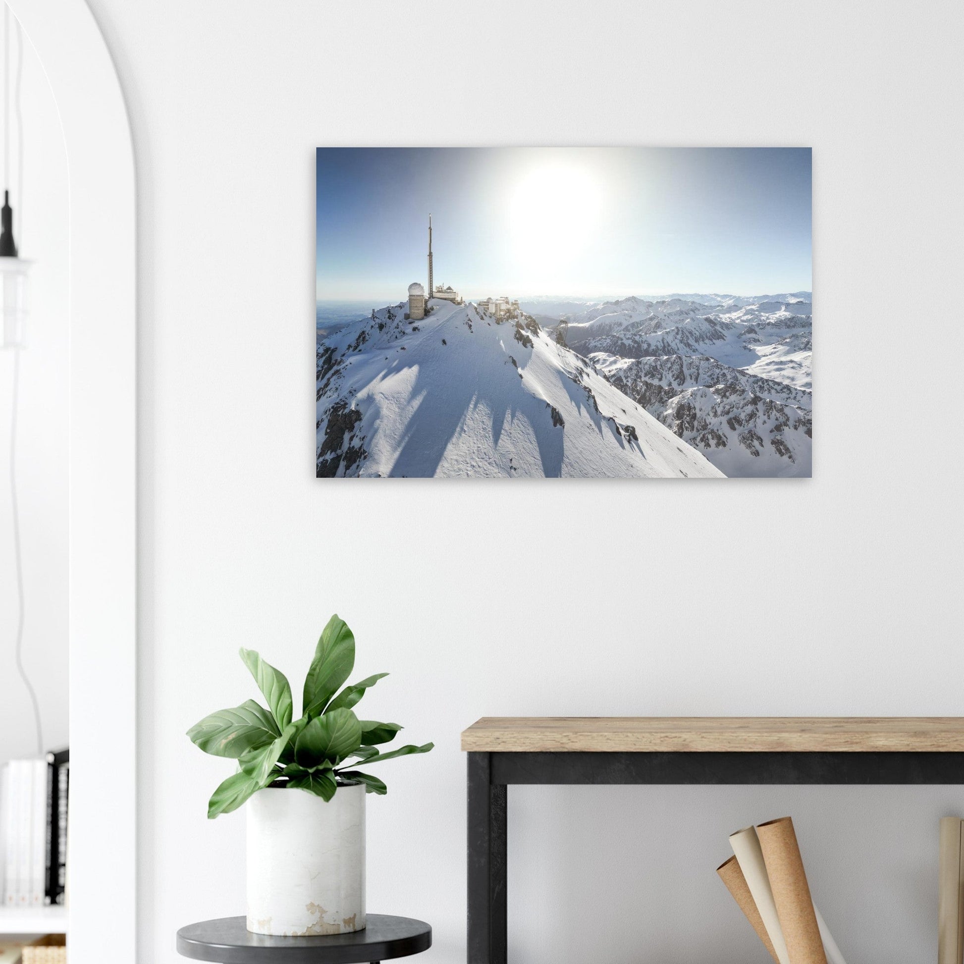 Tableau photo du Pic du Midi de Bigorre vu du ciel en hiver sur aluminium Dibond mat, accroché sur un mur clair