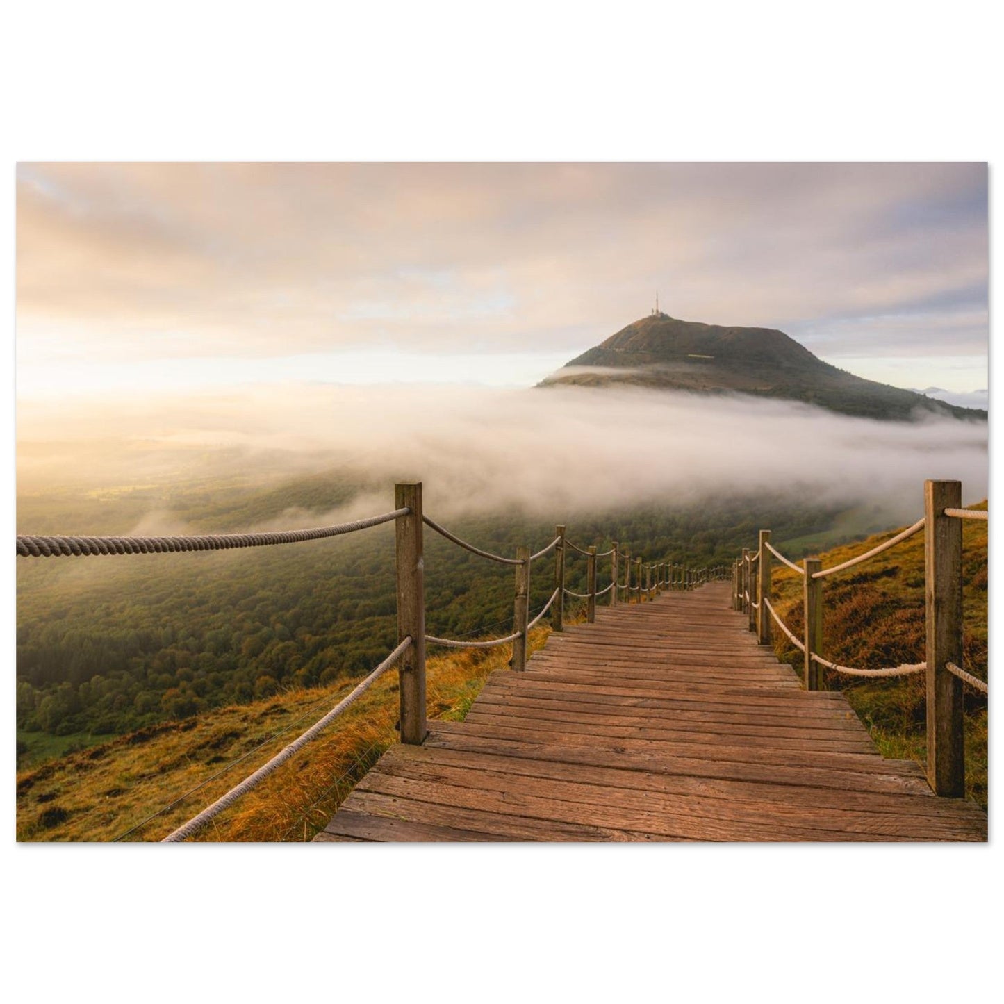 Tableau photo du Puy de Dôme au lever du soleil depuis le Puy de Pariou sur aluminium Dibond mat, format 70 × 100 cm