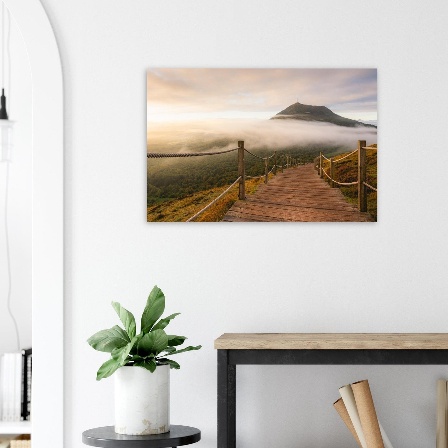 Tableau photo du Puy de Dôme au lever du soleil depuis le Puy de Pariou sur aluminium Dibond mat, accroché sur un mur clair