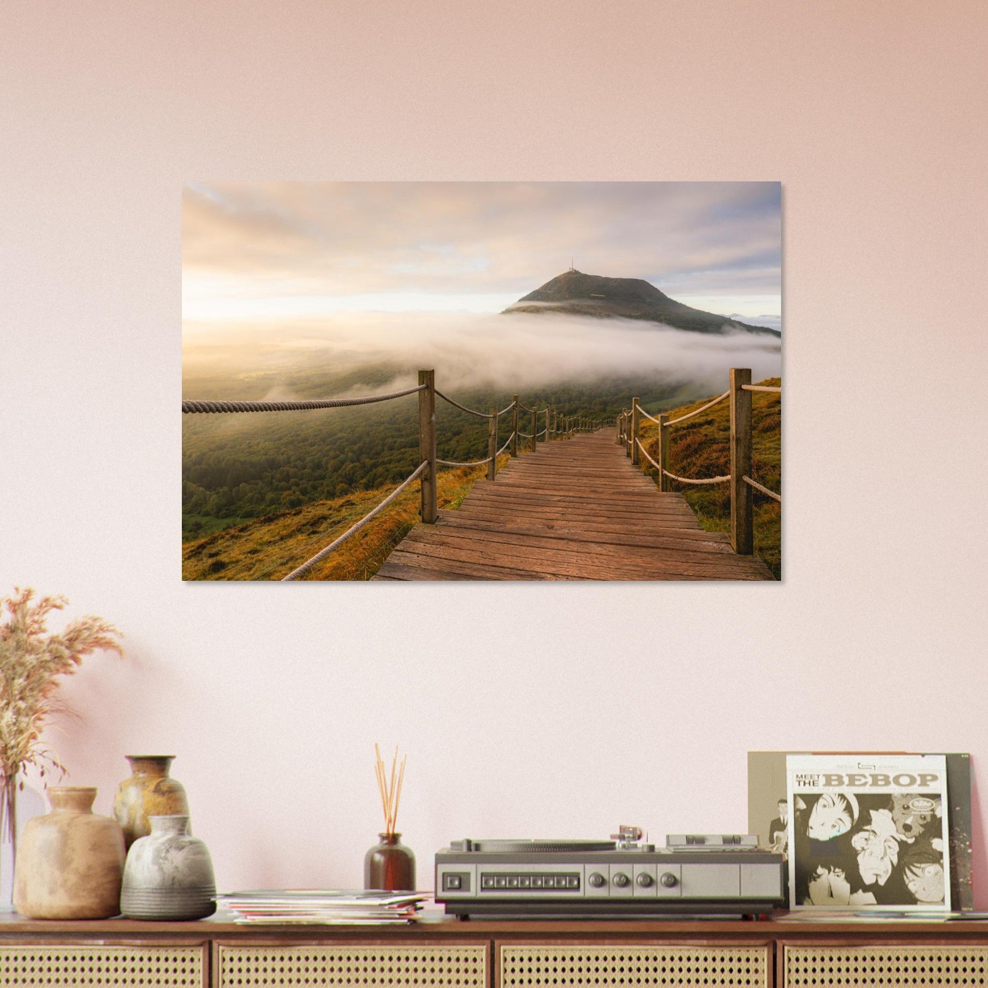 Tableau photo du Puy de Dôme au lever du soleil depuis le Puy de Pariou sur aluminium Dibond mat, présenté dans un espace de vie