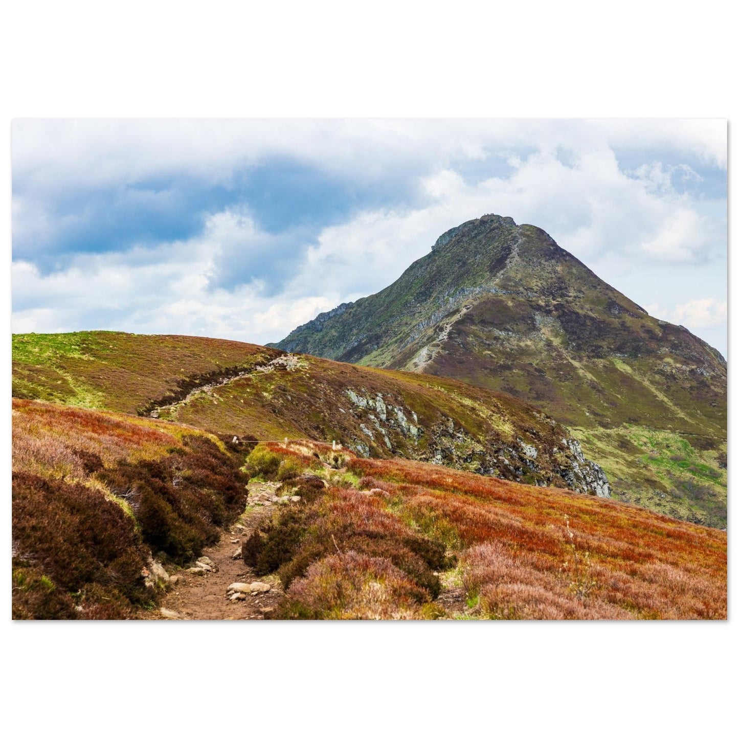 Tableau photo du Puy Mary depuis la Brèche de Rolland dans le Cantal présenté dans une chambre contemporaine
