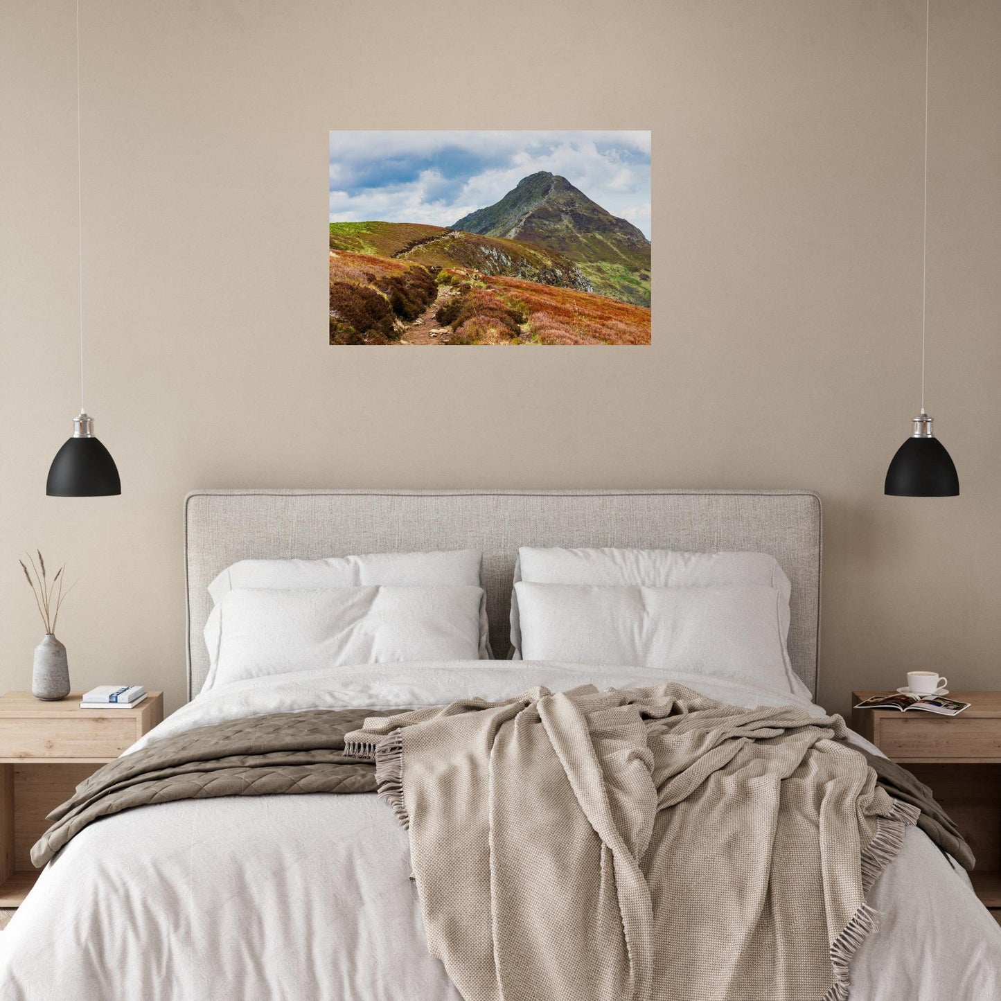 Tableau photo du Puy Mary depuis la Brèche de Rolland dans le Cantal mis en scène dans une cuisine moderne