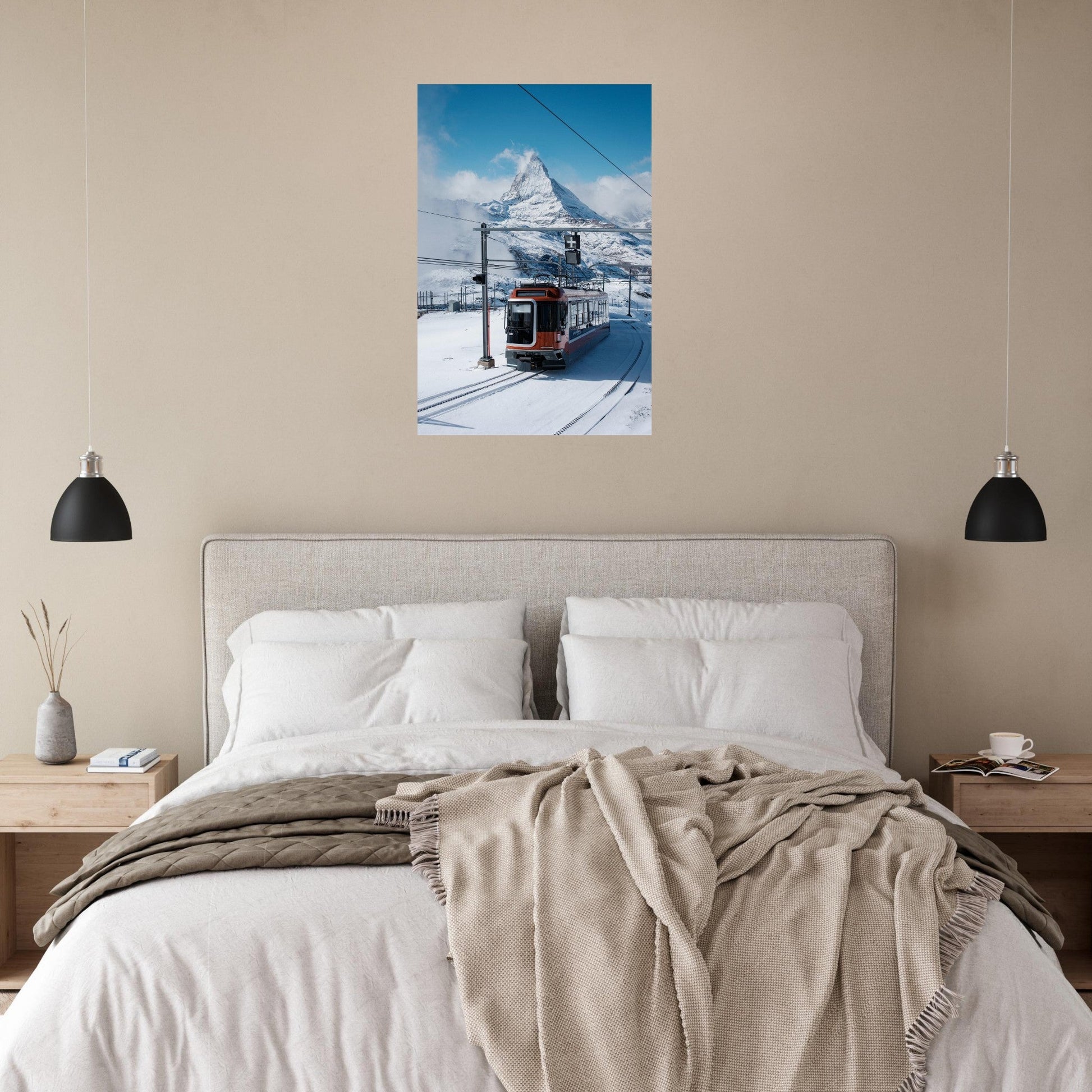 Tableau photo du Train du Gornergrat face au Cervin en hiver sur aluminium Dibond mat, présenté dans un espace de travail