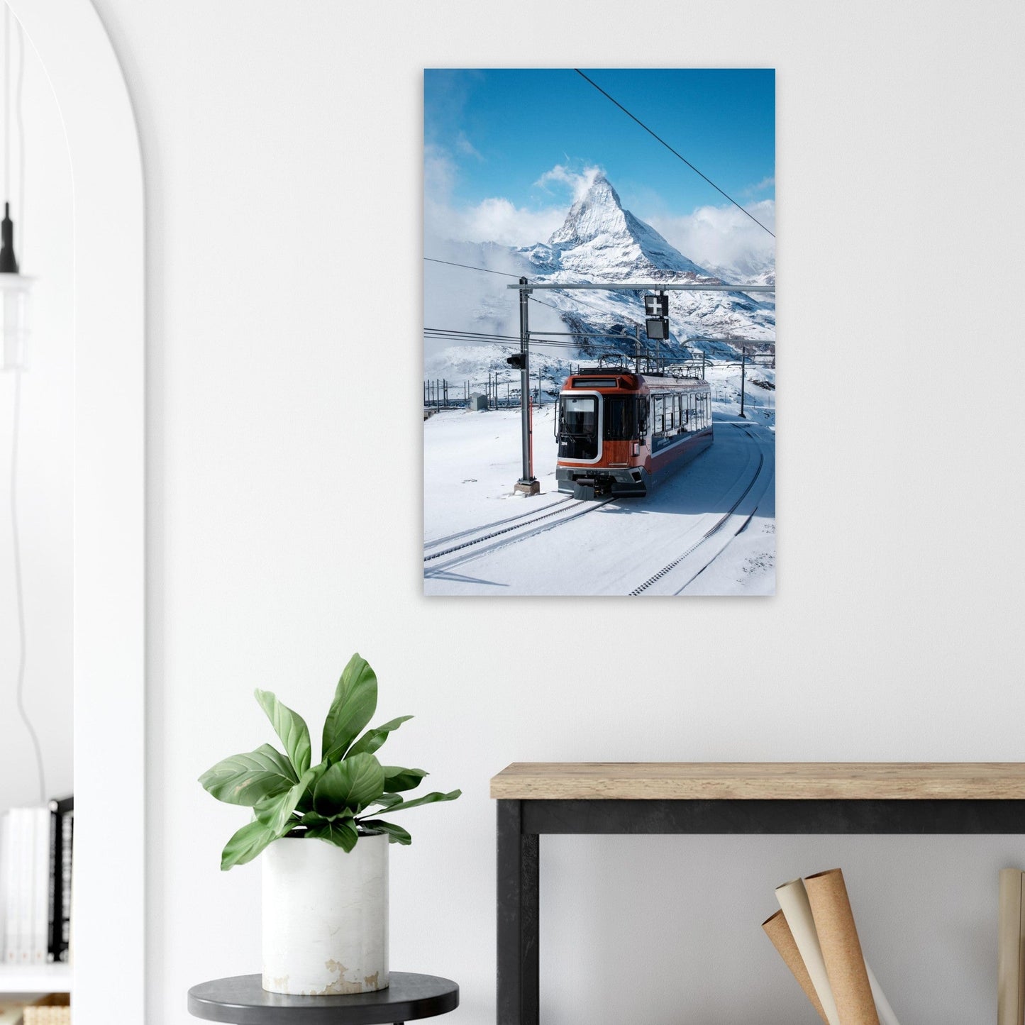 Tableau photo du Train du Gornergrat face au Cervin en hiver sur aluminium Dibond mat, présenté dans un intérieur