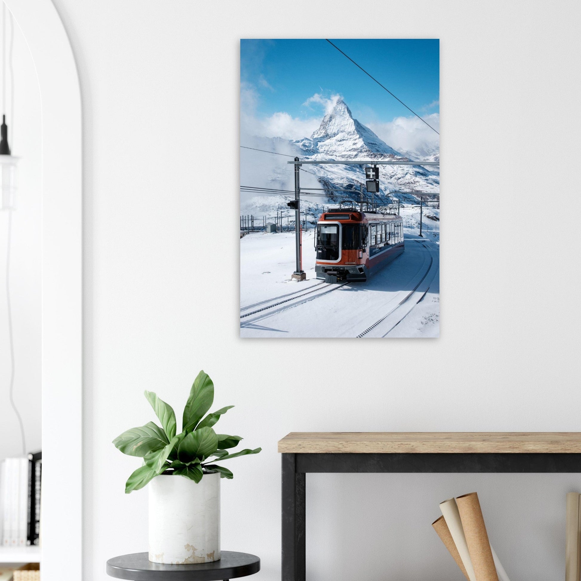 Tableau photo du Train du Gornergrat face au Cervin en hiver sur aluminium Dibond mat, présenté dans un intérieur