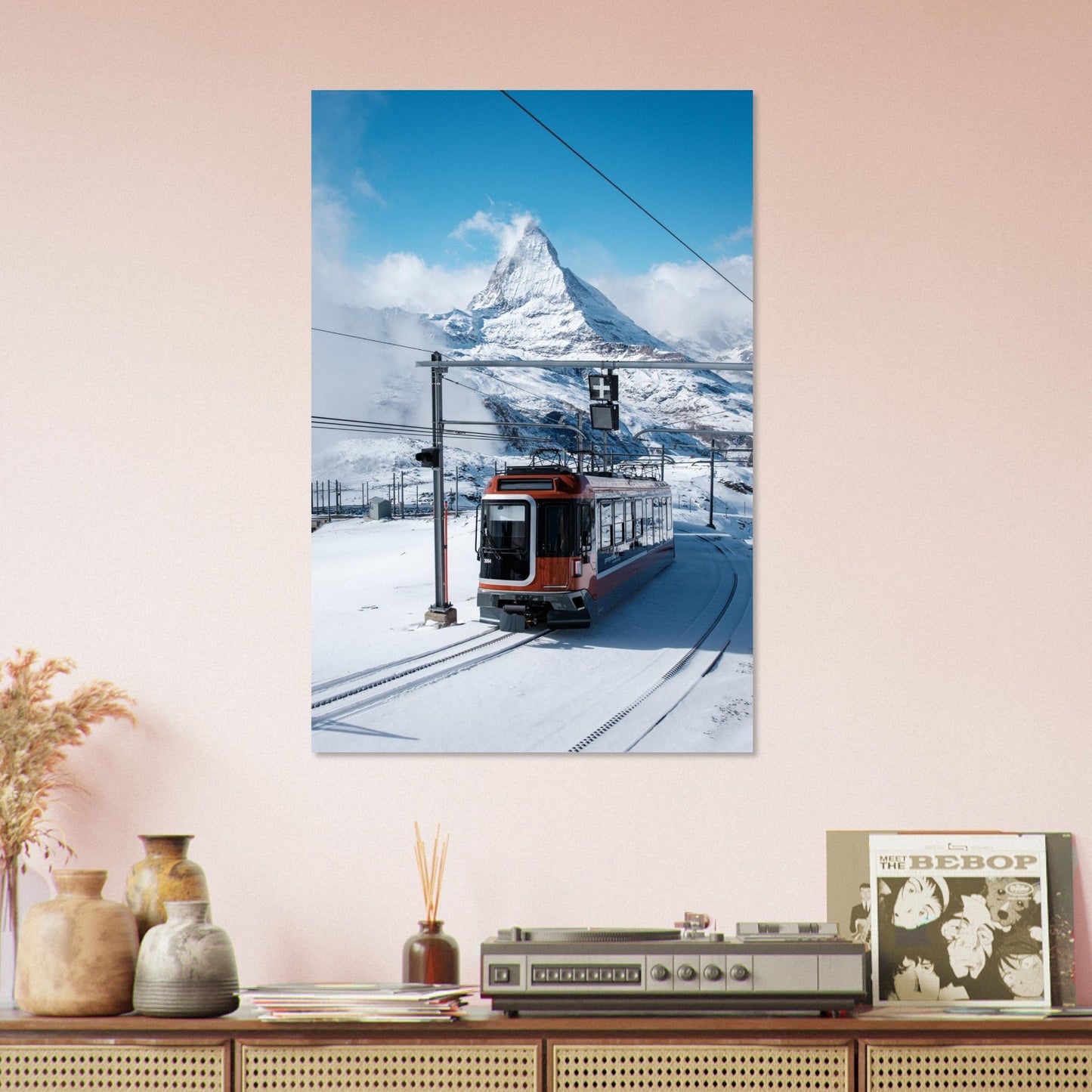 Tableau photo du Train du Gornergrat face au Cervin en hiver sur aluminium Dibond mat, accroché sur un mur clair
