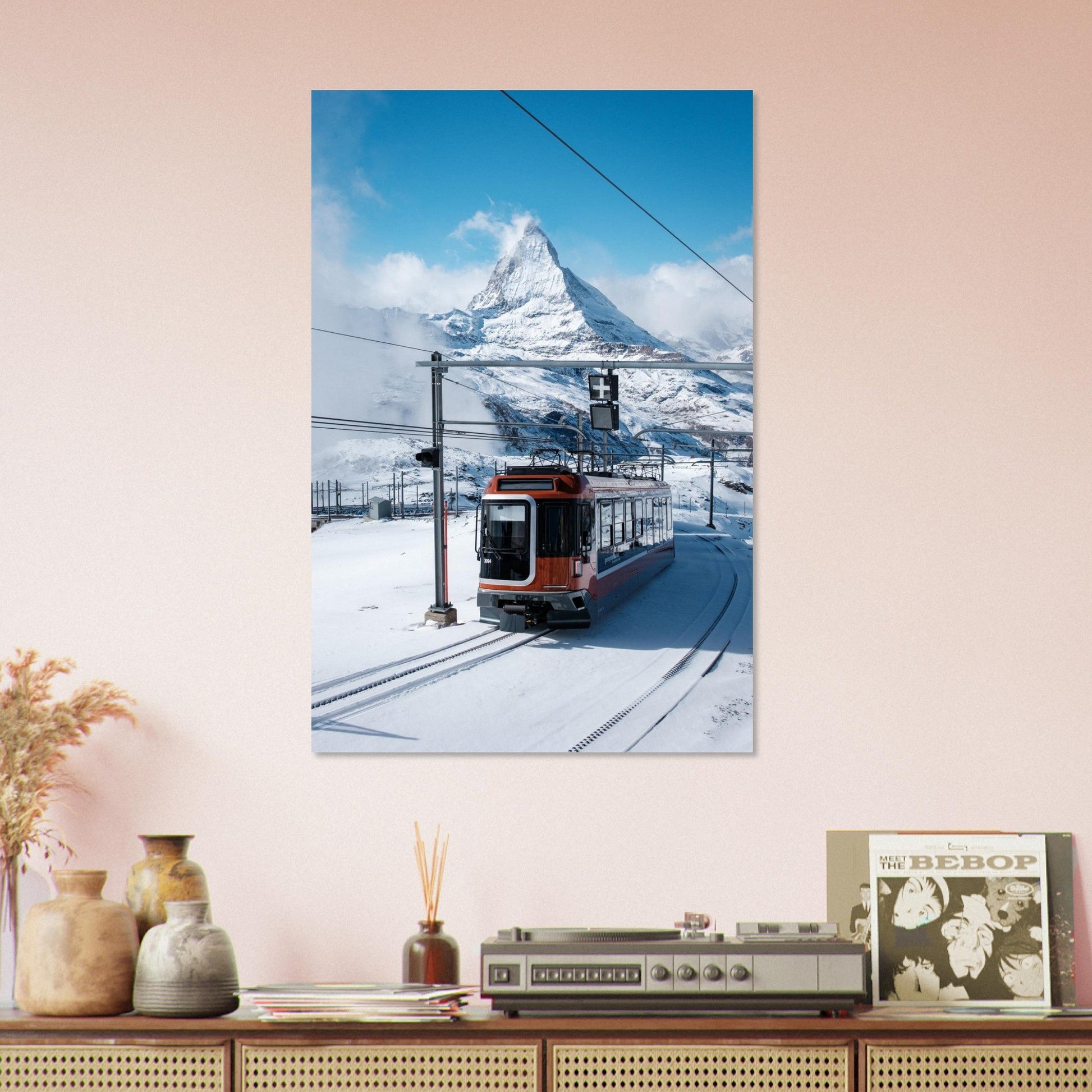 Tableau photo du Train du Gornergrat face au Cervin en hiver sur aluminium Dibond mat, accroché sur un mur clair