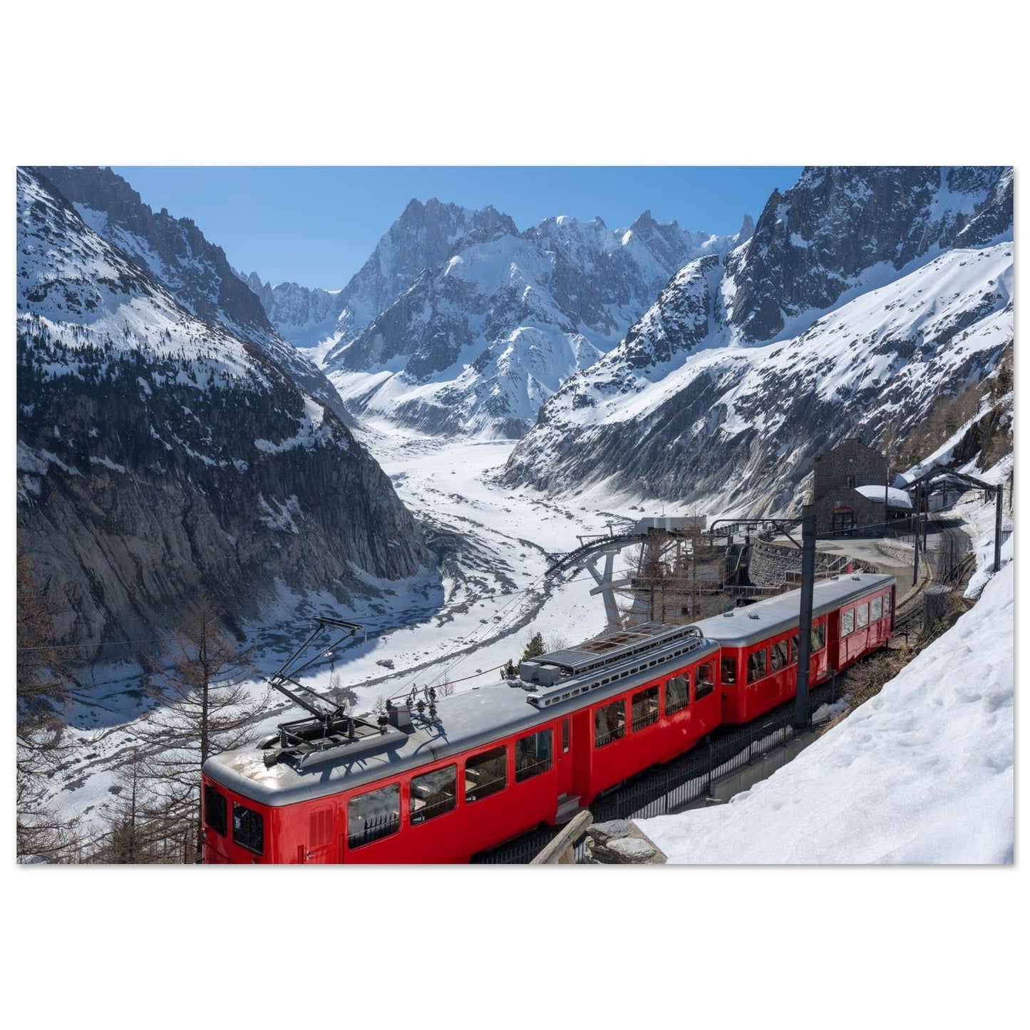 Photo du train du Montenvers face aux Grandes Jorasses — tableau photo paysage de montagne en Alu Dibond, imprimé à la commande en France
