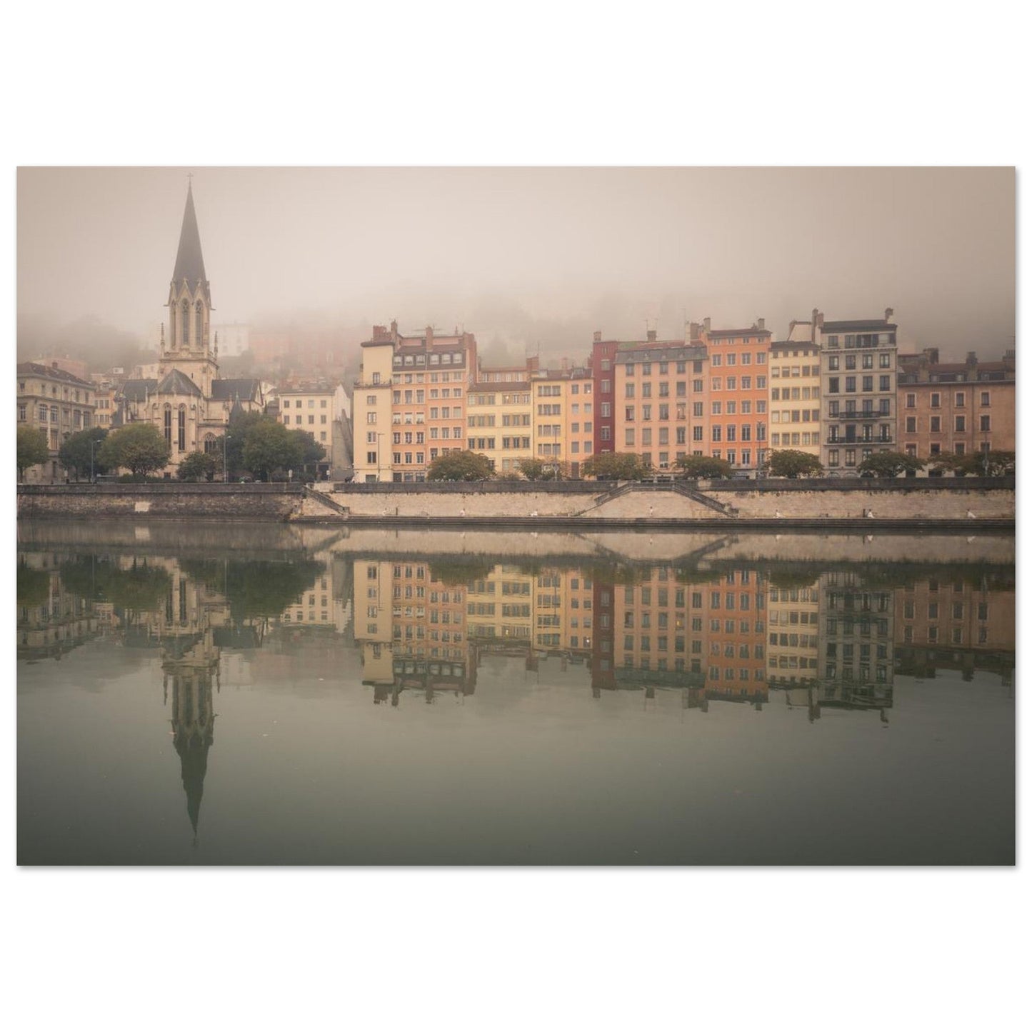Tableau photo du Vieux Lyon et de Saint-Georges dans la brume sur aluminium Dibond mat, format 70 × 100 cm