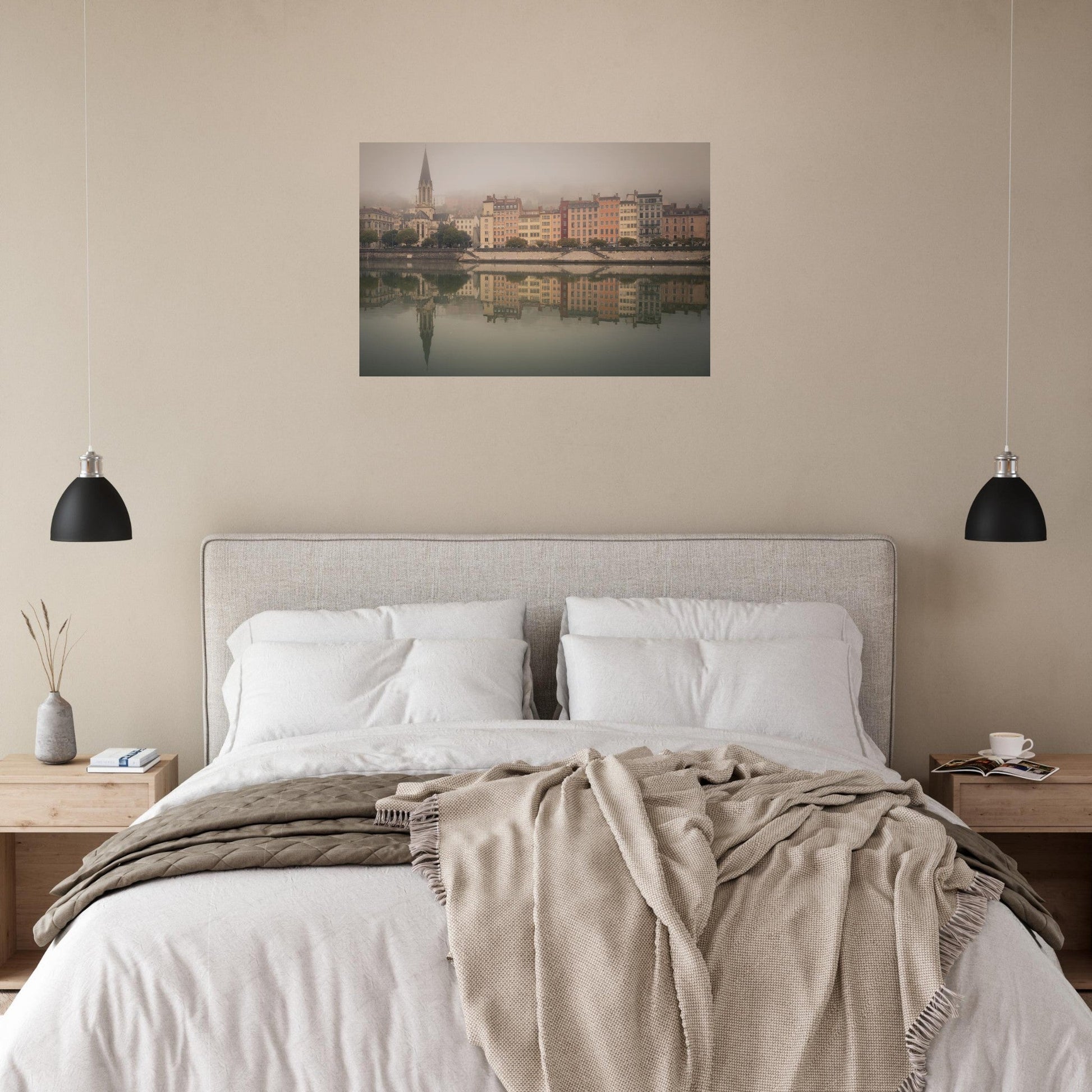 Tableau photo du Vieux Lyon et de Saint-Georges dans la brume sur aluminium Dibond mat, présenté dans un espace de vie