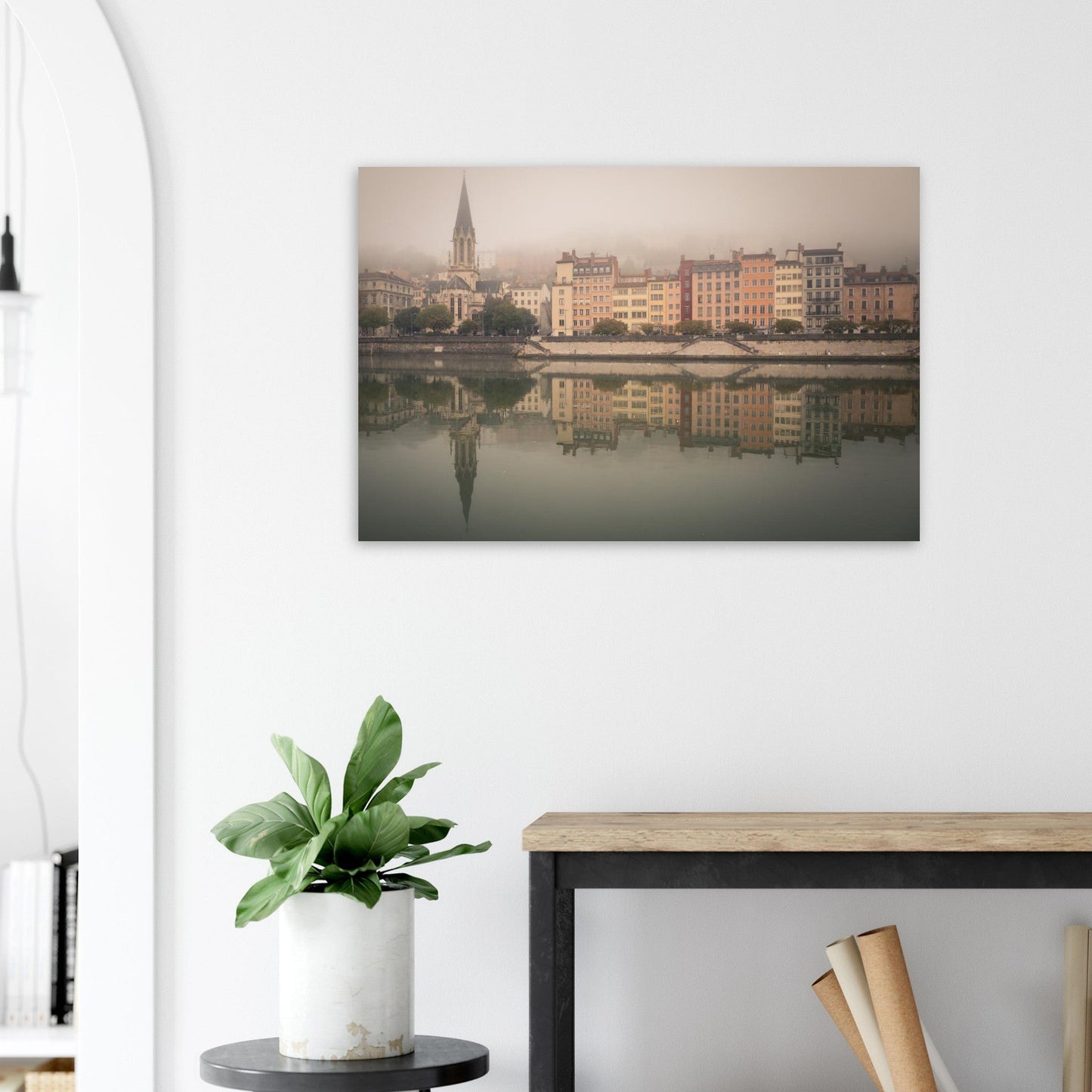 Tableau photo du Vieux Lyon et de Saint-Georges dans la brume sur aluminium Dibond mat, présenté dans un espace de travail