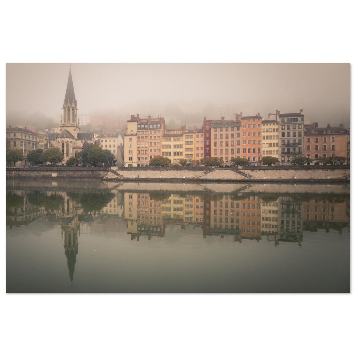 Tableau photo du Vieux Lyon et de Saint-Georges dans la brume sur aluminium Dibond mat, format 40 × 60 cm