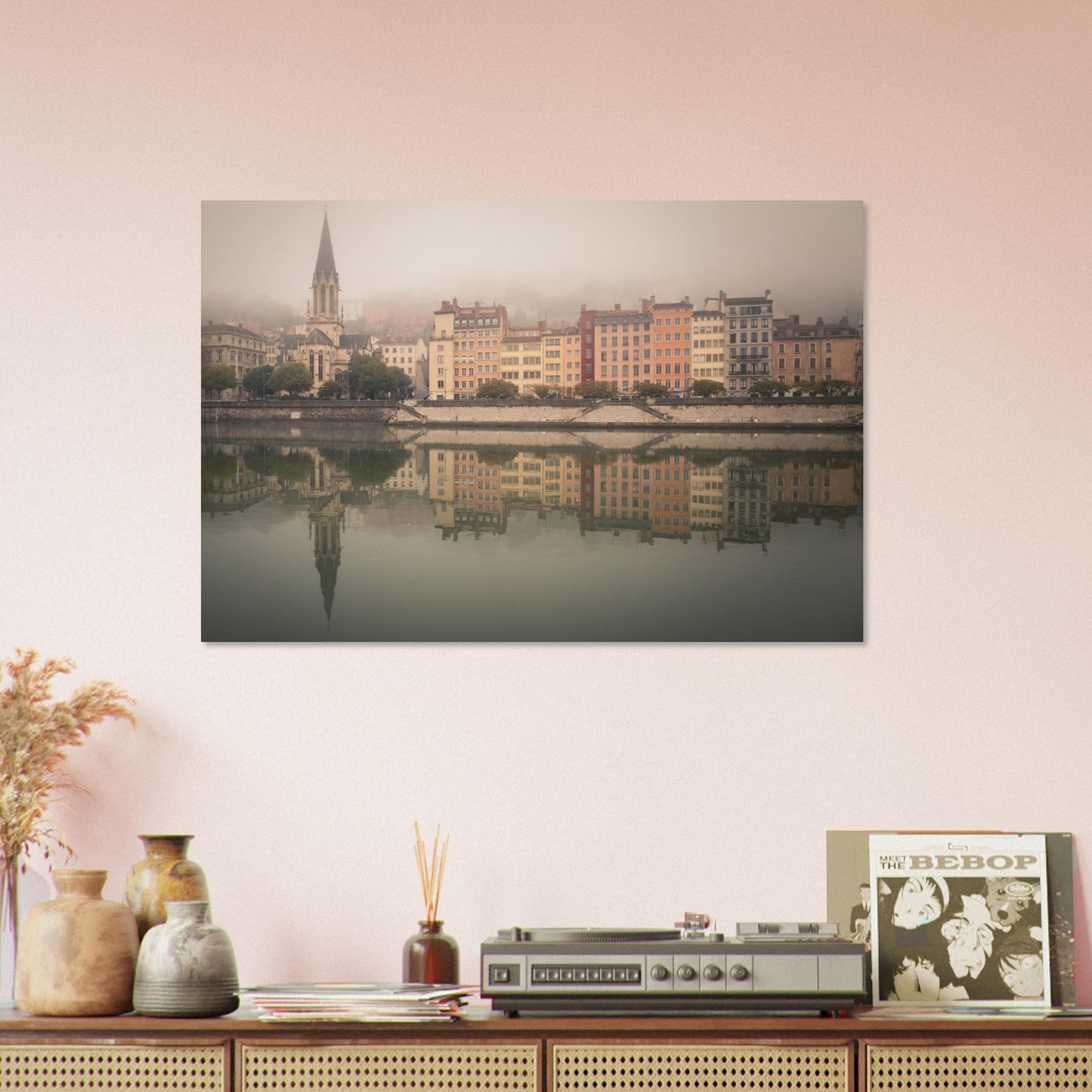 Tableau photo du Vieux Lyon et de Saint-Georges dans la brume sur aluminium Dibond mat, accroché sur un mur clair