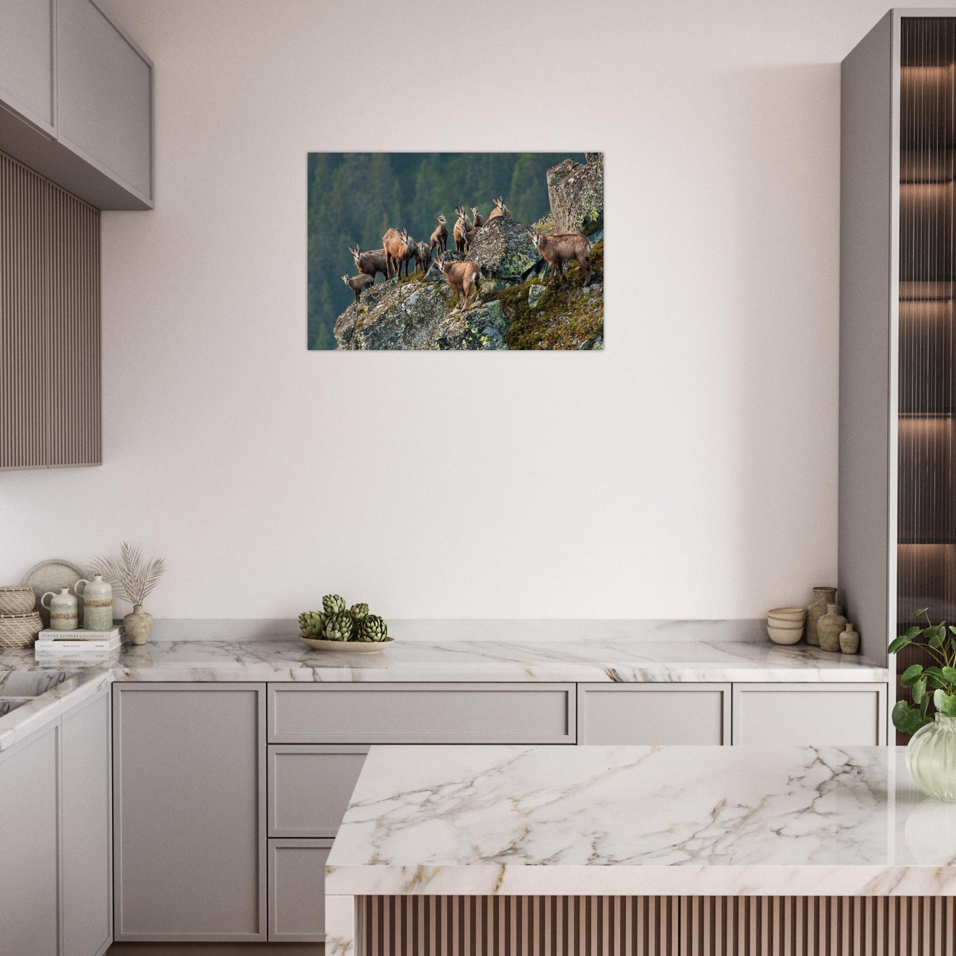 Tableau photo d'un Troupeau de chamois dans les Alpes vaudoises sur aluminium Dibond mat, mis en scène dans une cuisine moderne