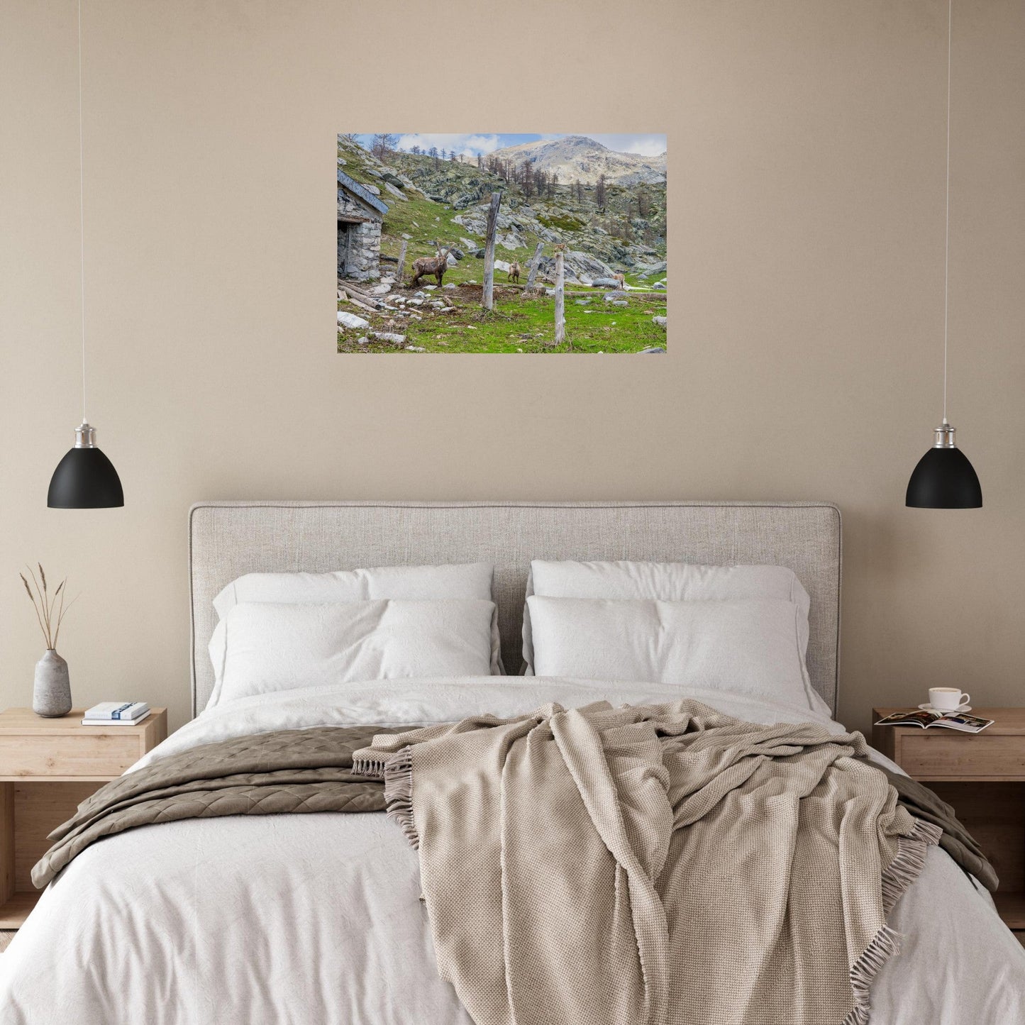 Tableau photo d’une famille de bouquetins dans la vallée de Fontanalba sur aluminium Dibond mat, présenté dans un espace de vie