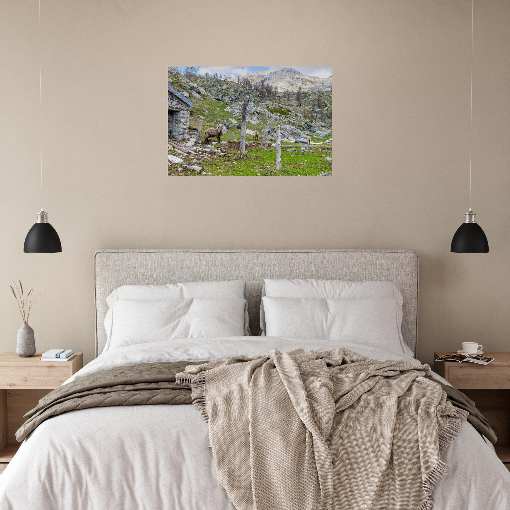 Tableau photo d’une famille de bouquetins dans la vallée de Fontanalba sur aluminium Dibond mat, présenté dans un espace de vie
