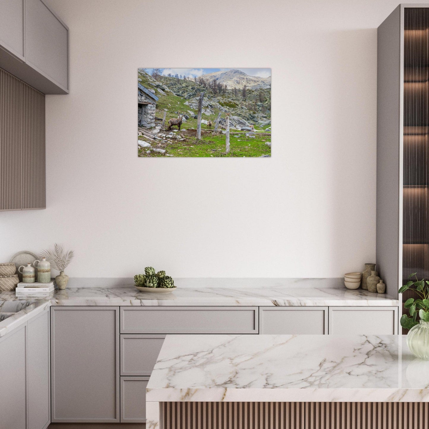 Tableau photo d’une famille de bouquetins dans la vallée de Fontanalba sur aluminium Dibond mat, présenté dans un espace de travail
