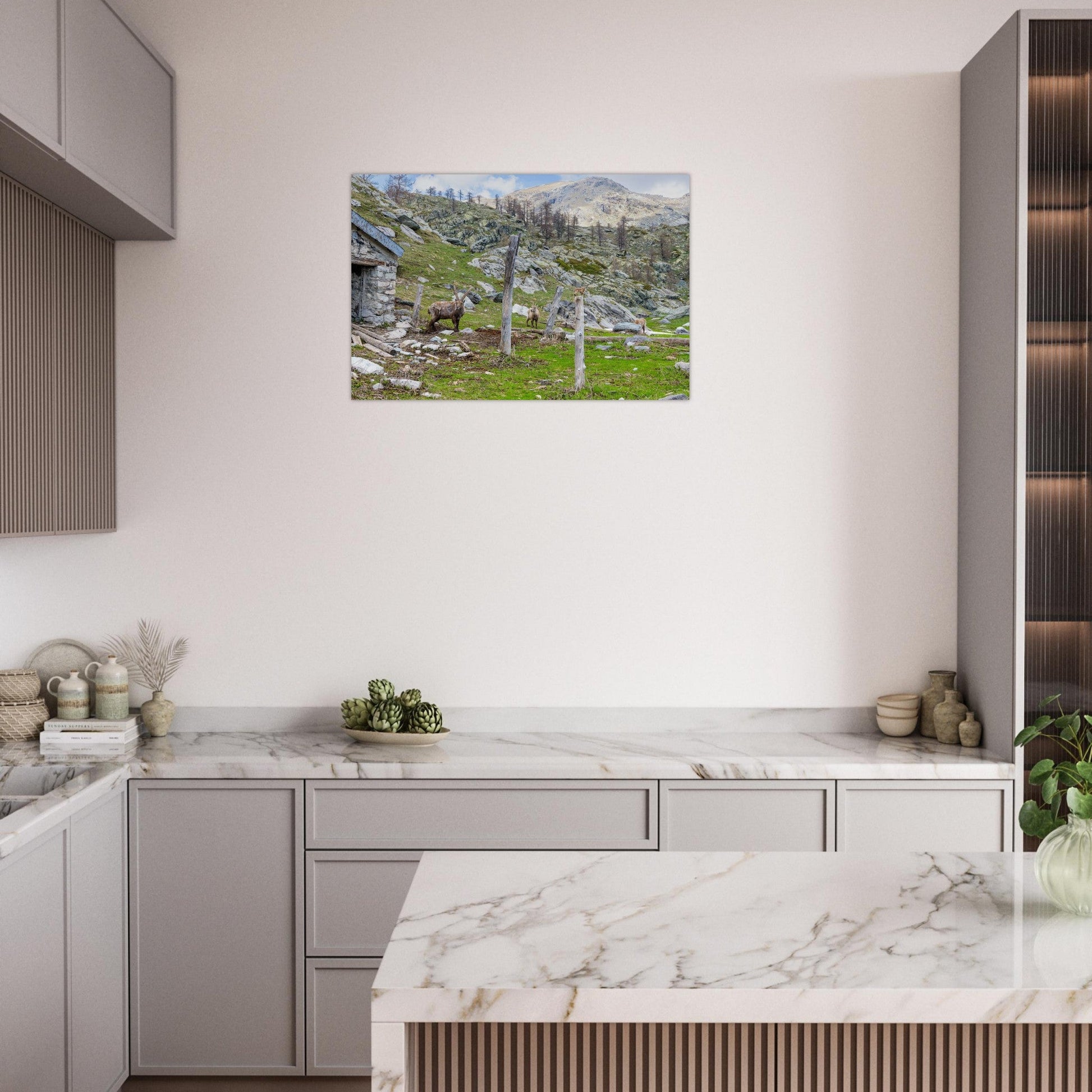 Tableau photo d’une famille de bouquetins dans la vallée de Fontanalba sur aluminium Dibond mat, présenté dans un espace de travail