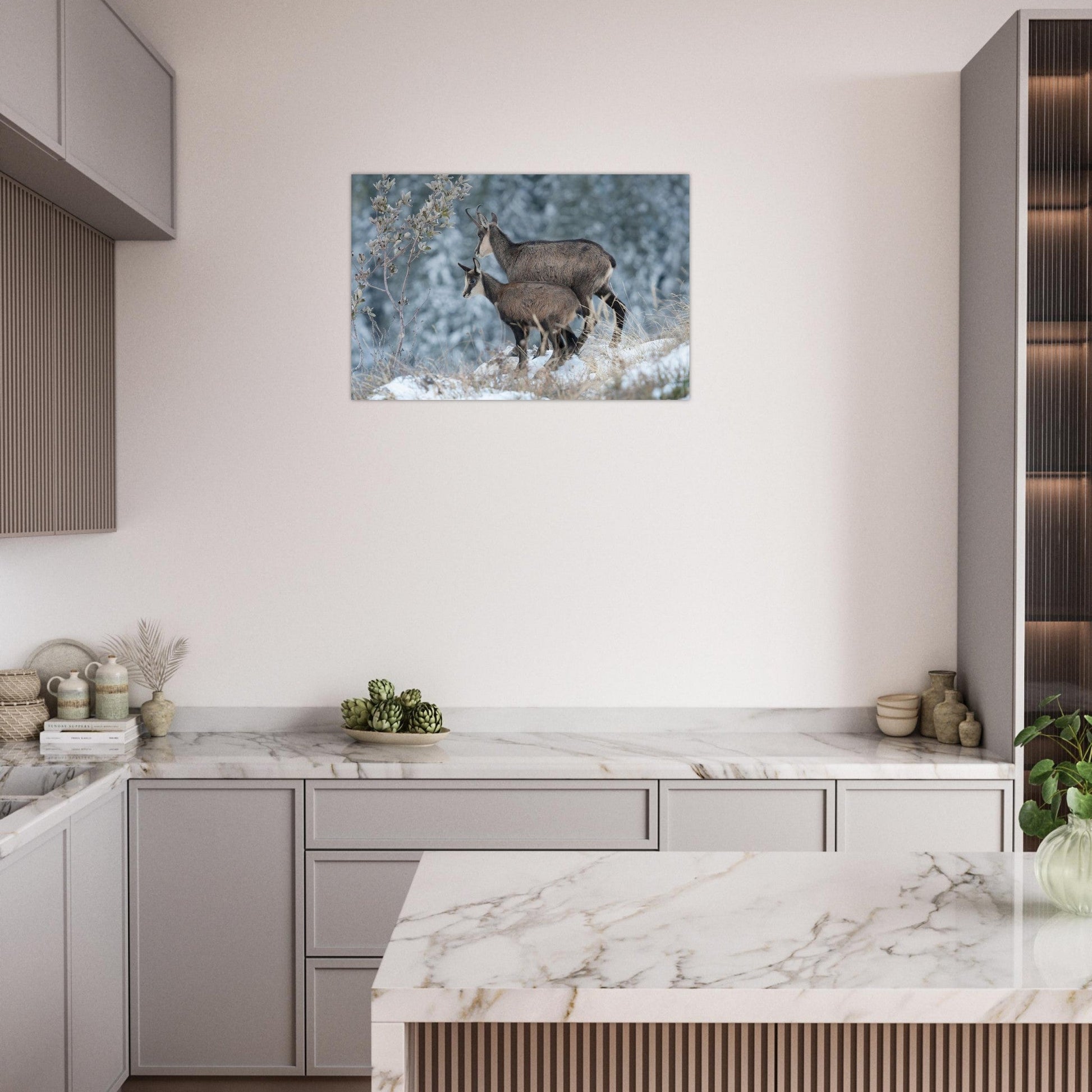 Tableau photo d’une femelle chamois et de son petit dans la neige en Chartreuse présenté dans un espace de vie