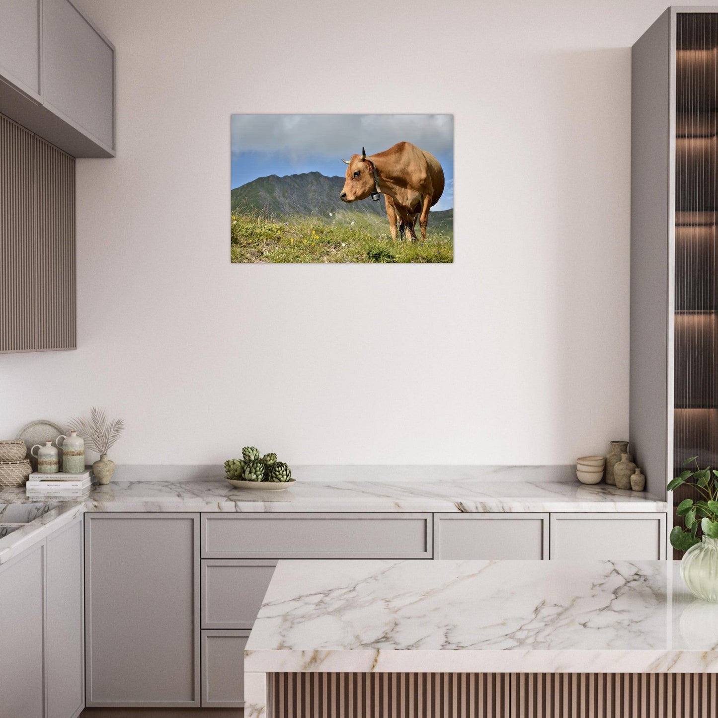 Photo d’une vache d’alpage dans les Alpes — tableau photo paysage de montagne en Alu Dibond, fabrication française