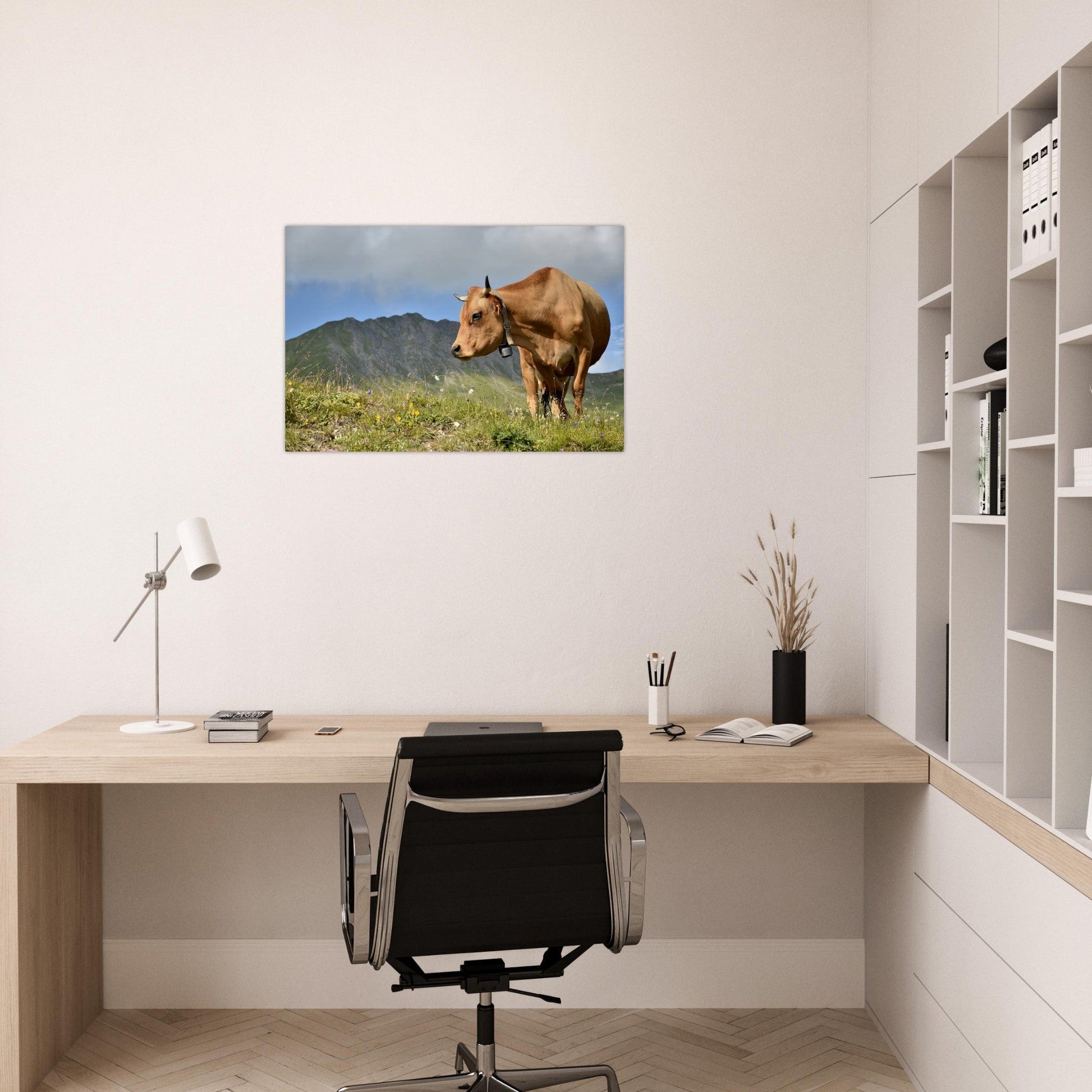 Photo d’une vache d’alpage dans les Alpes — tableau photo paysage de montagne en Alu Dibond, fabrication française