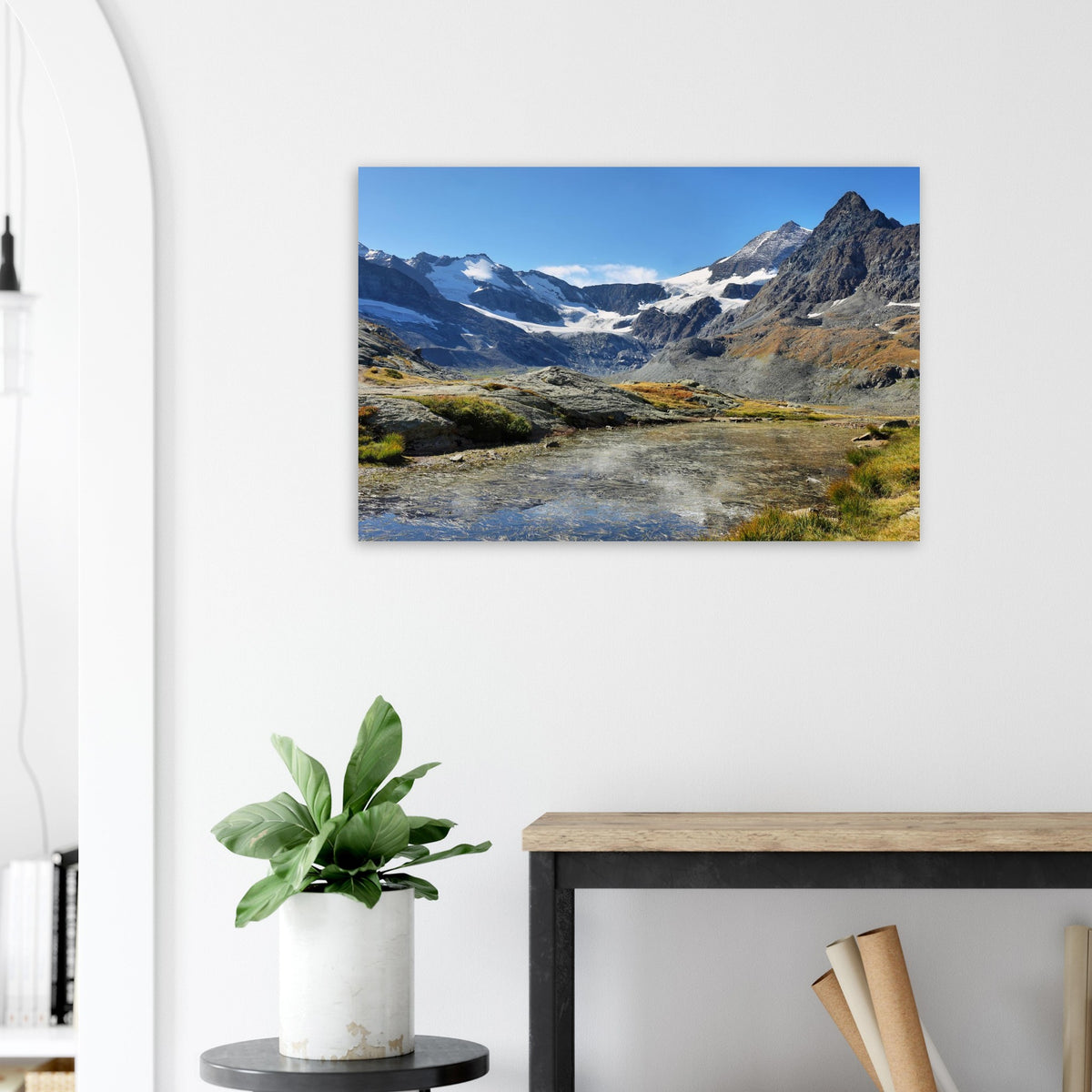 Tableau photo du glacier du Grand Méan et du cirque des Évettes sur aluminium Dibond mat, exposé sur un mur blanc au-dessus d’une console, près d’une plante